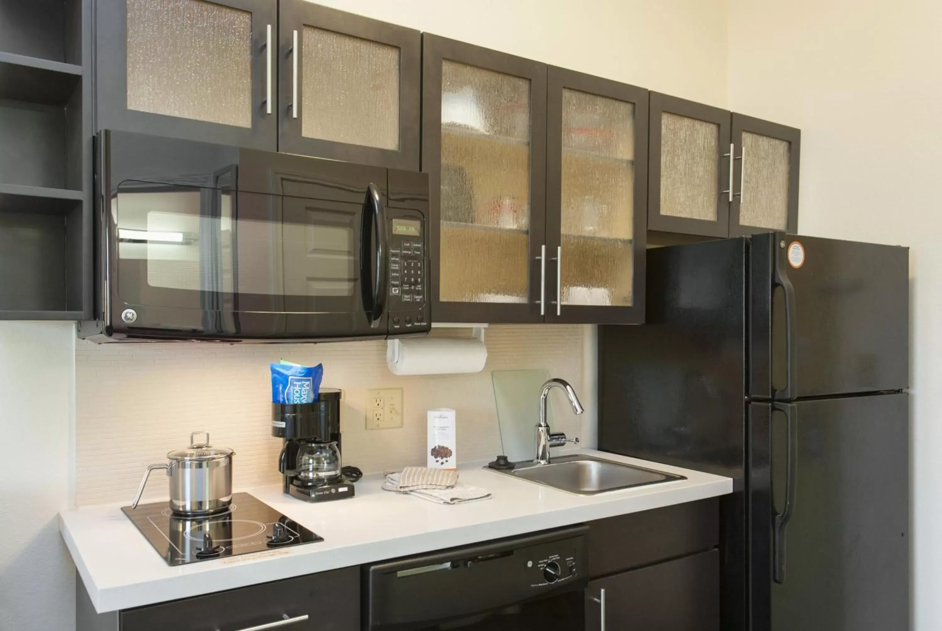 Photo of the whole room, Kitchen/Kitchenette in Candlewood Suites San Marcos, an IHG Hotel