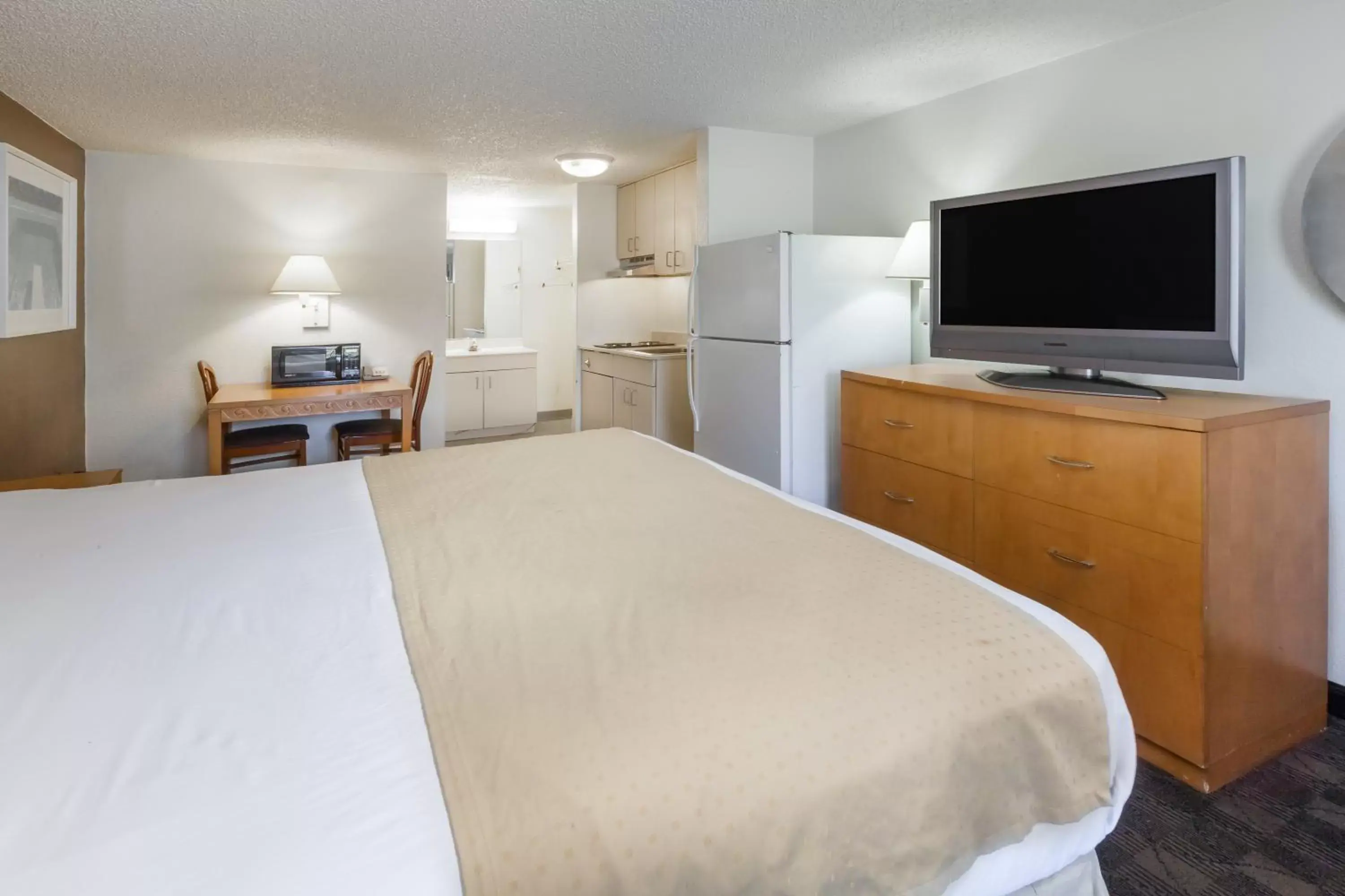 Photo of the whole room, Bed in Knights Inn Flint Photo of the whole room, Bed in Knights Inn Flint