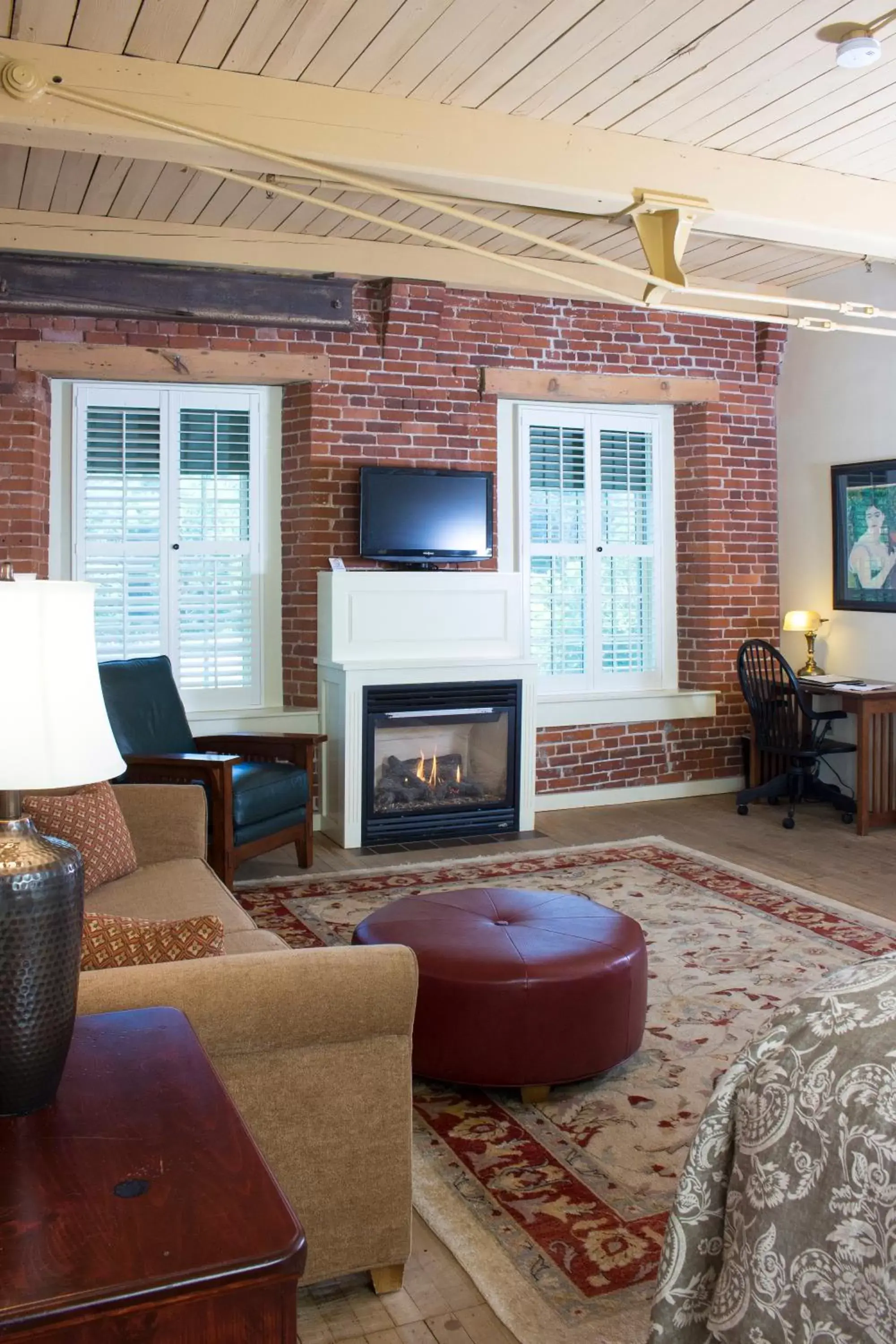 Seating Area in The Common Man Inn & Restaurant