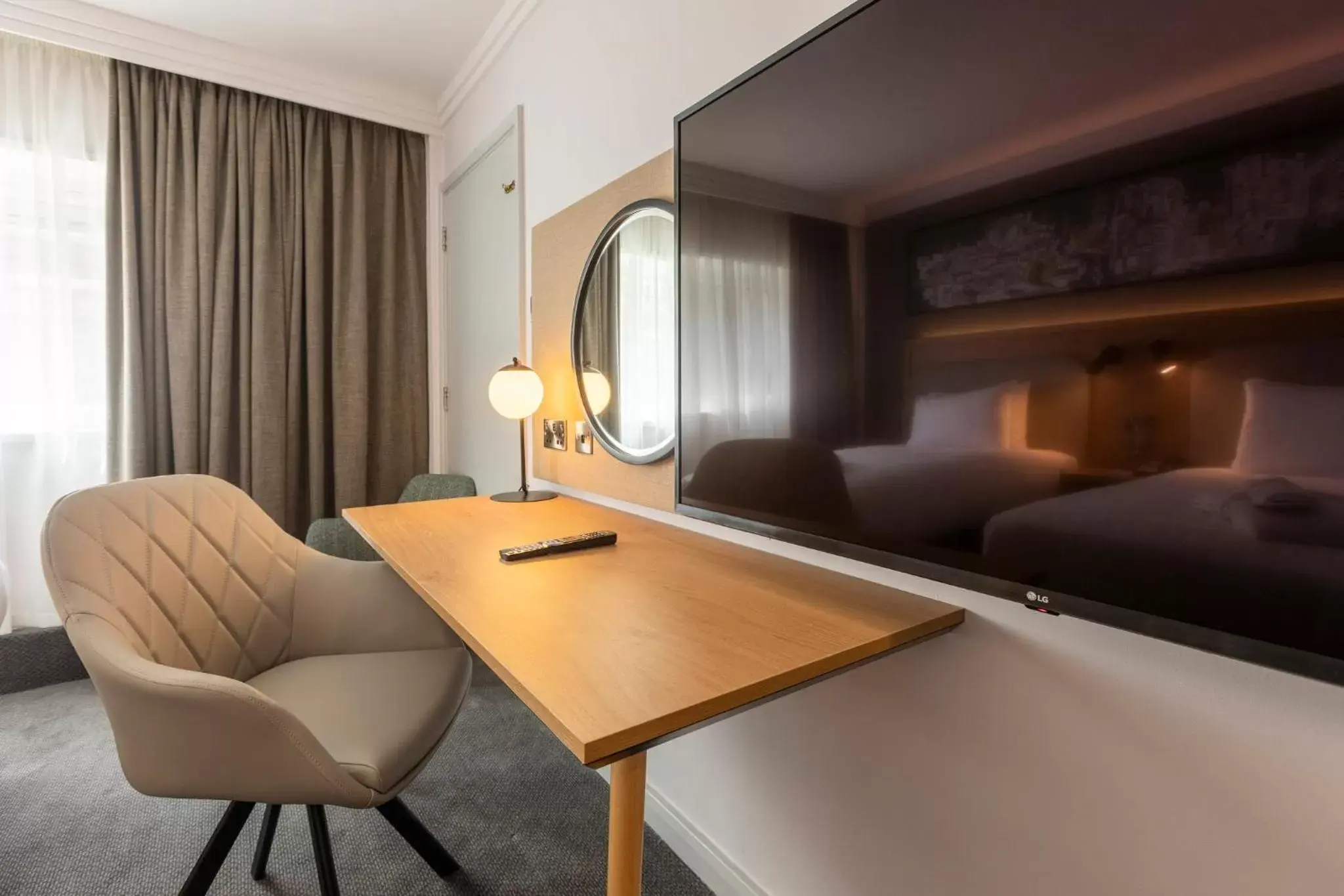 Bedroom, TV/Entertainment Center in Holiday Inn London - Regent's Park, an IHG Hotel