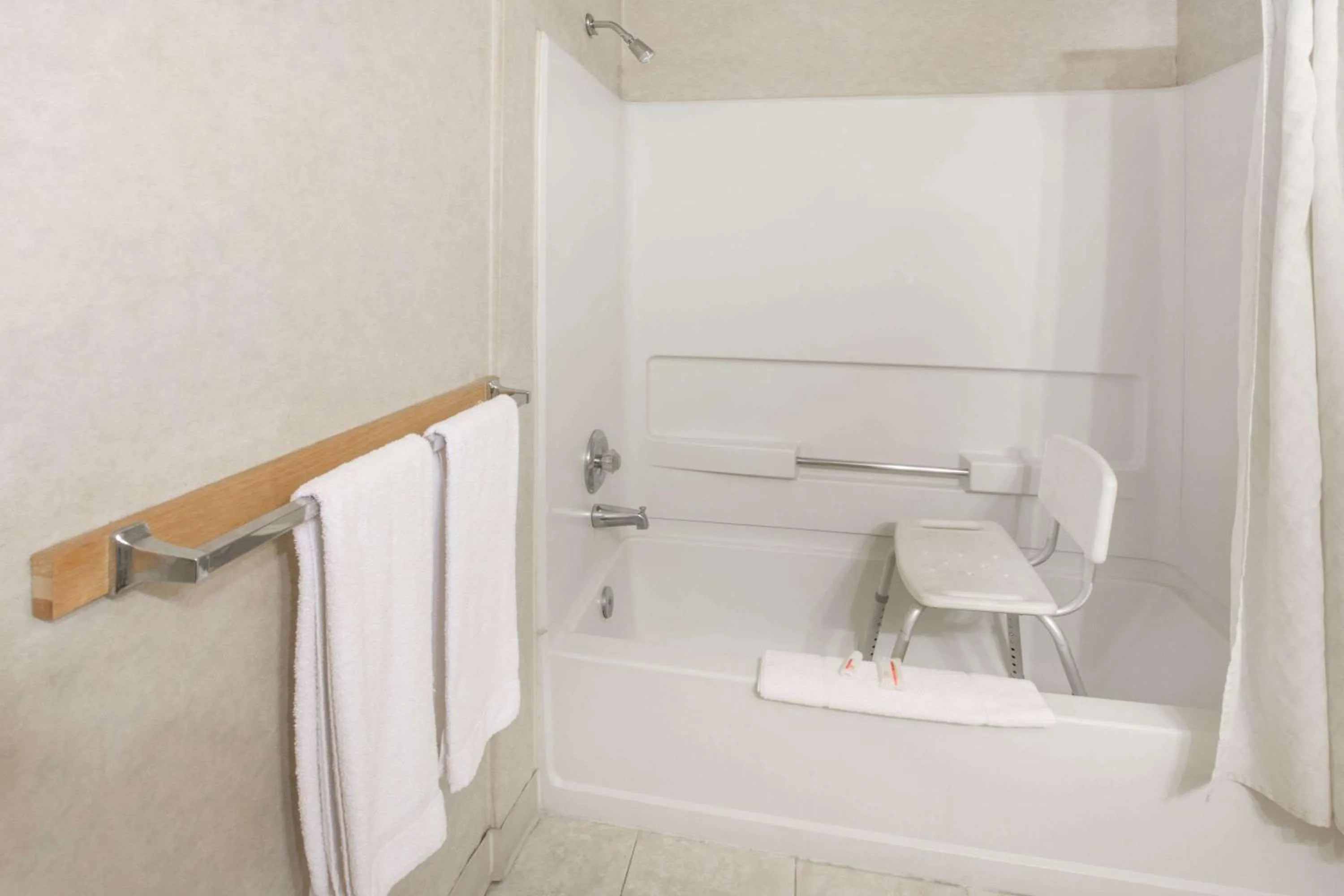 Photo of the whole room in Knights Inn Pasco