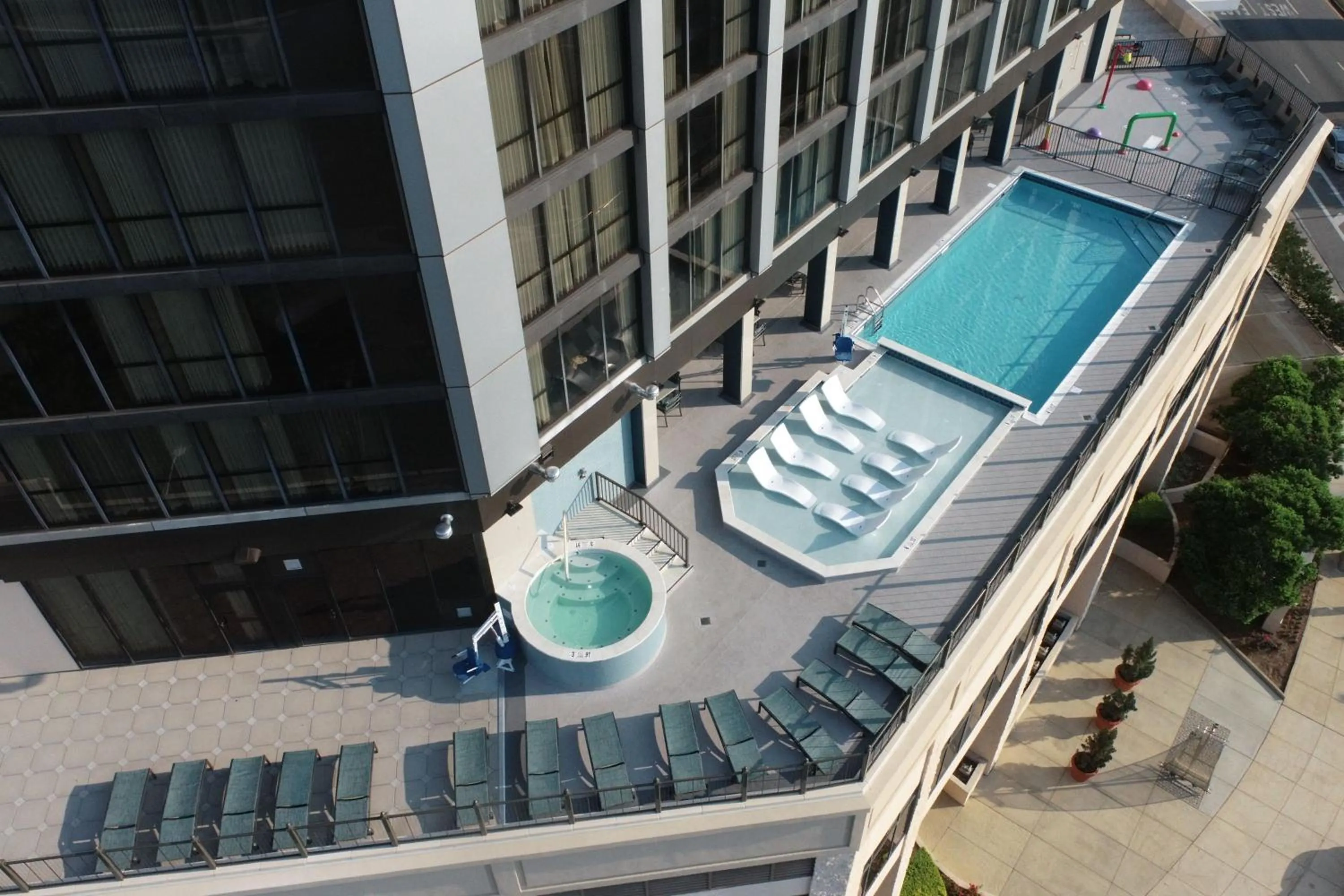 Swimming pool in Renaissance Mobile Riverview Plaza Hotel