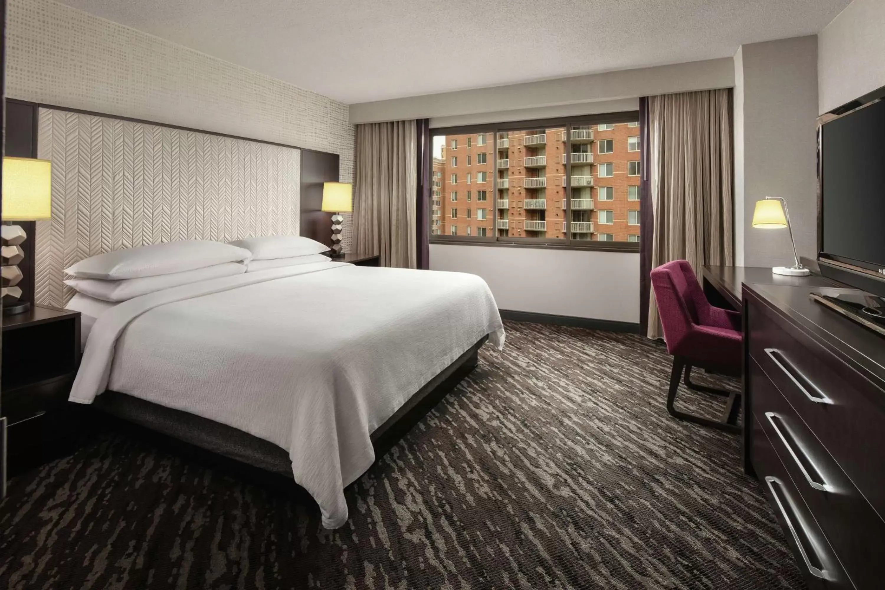 Bed in Embassy Suites by Hilton Crystal City National Airport