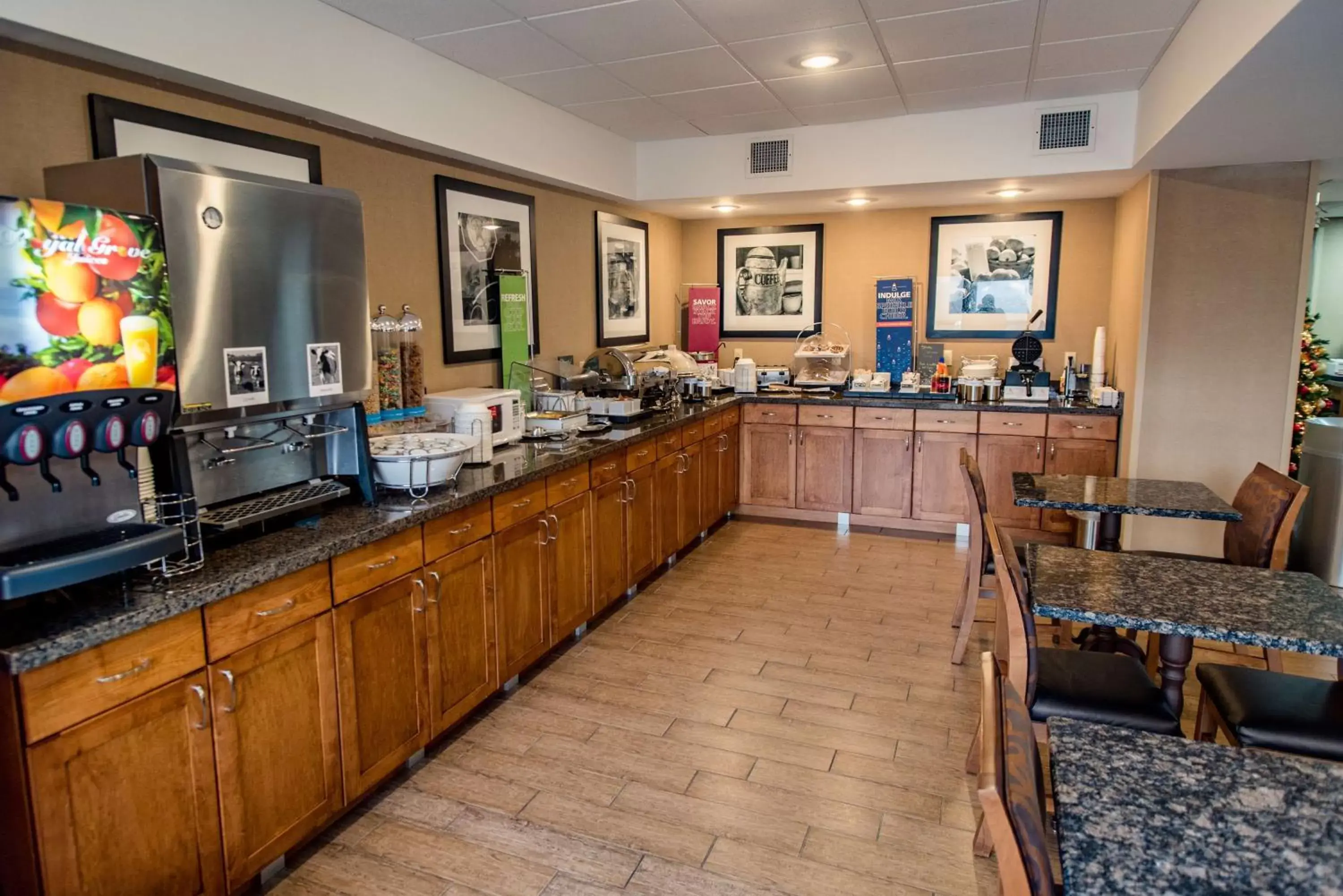 Dining area, Restaurant/Places to Eat in Hampton Inn Caryville-I-75/Cove Lake-State Park