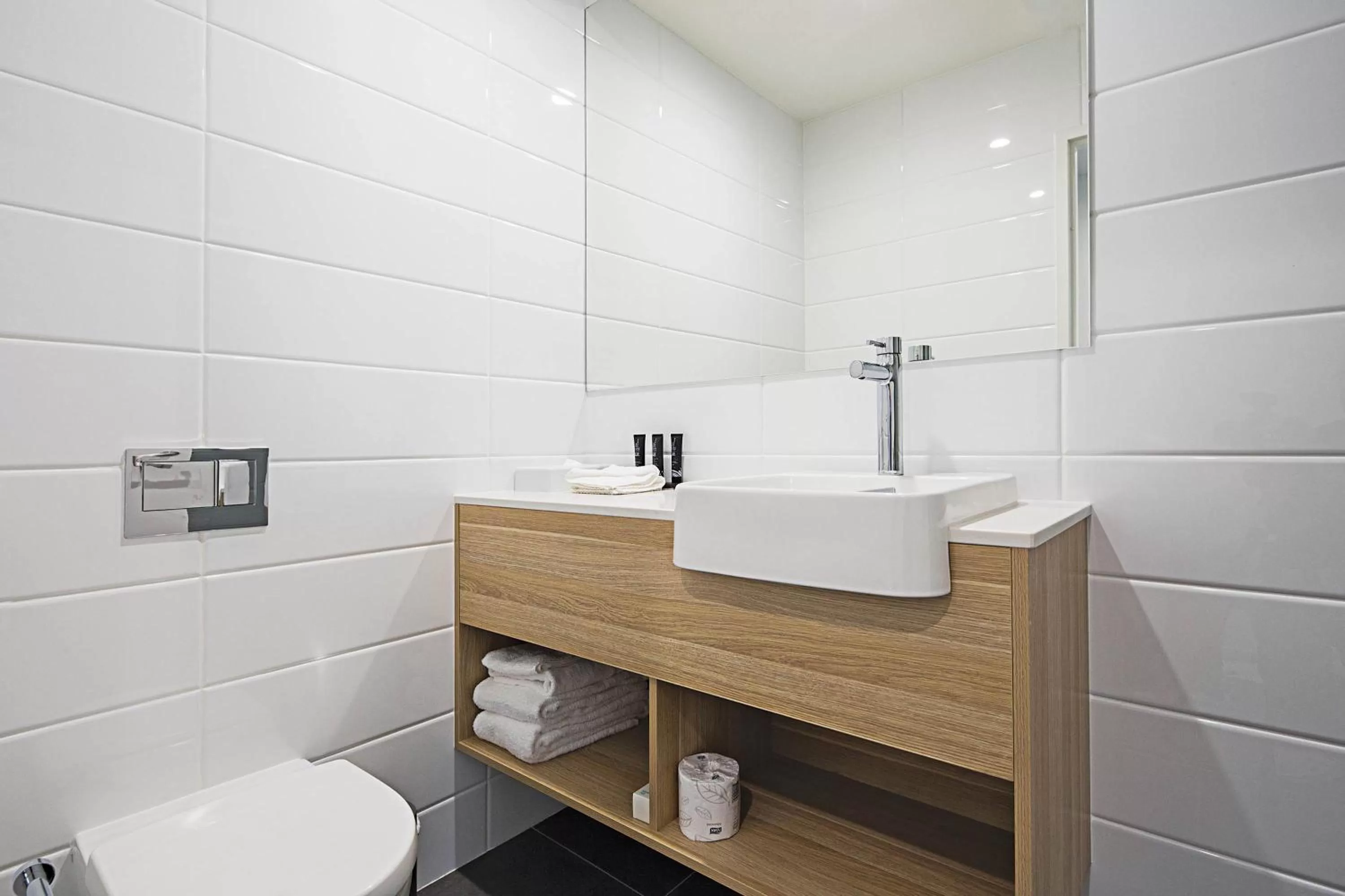 Toilet in Mantra MacArthur Hotel