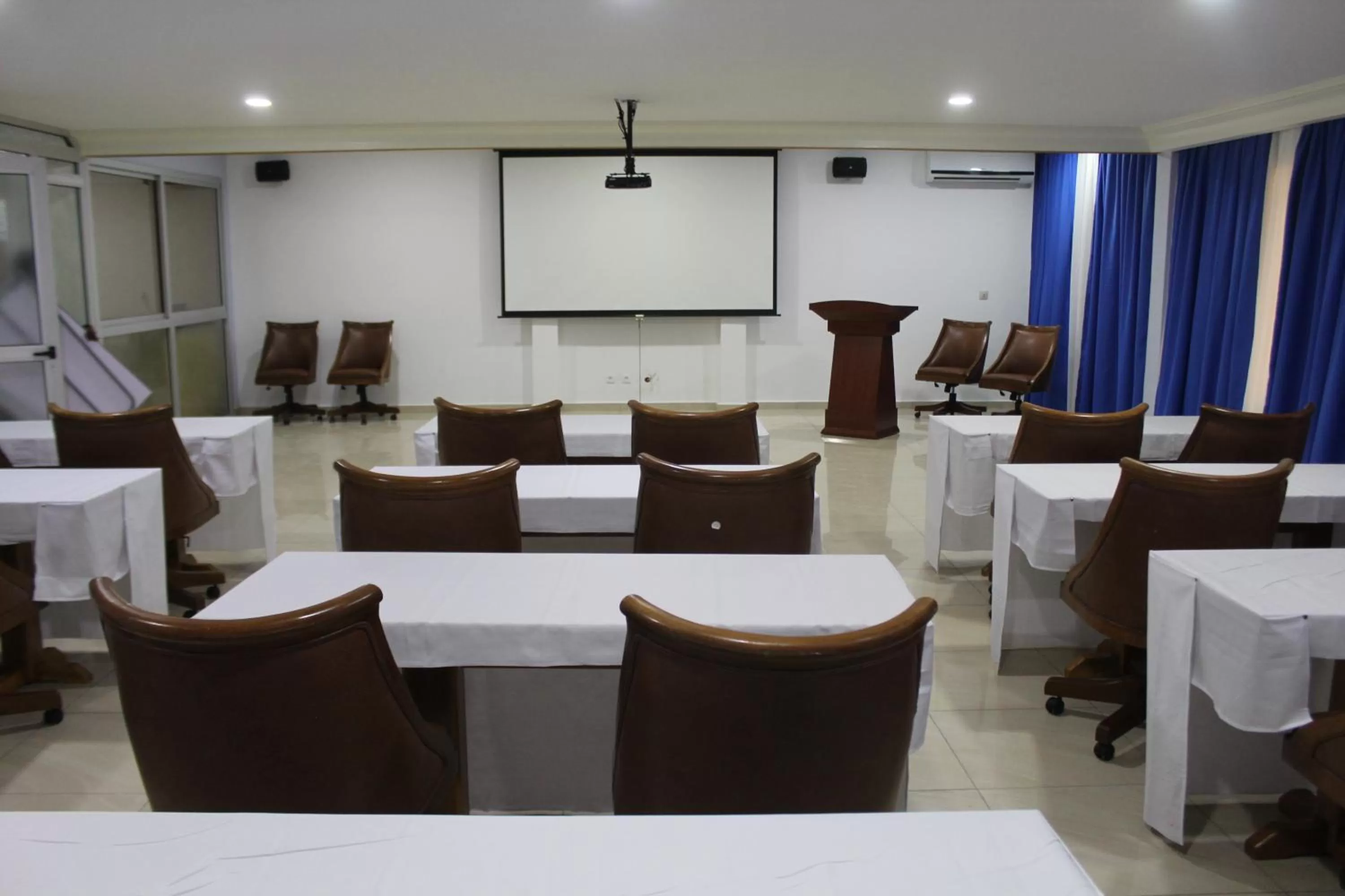 Business facilities in Hotel Le Marly