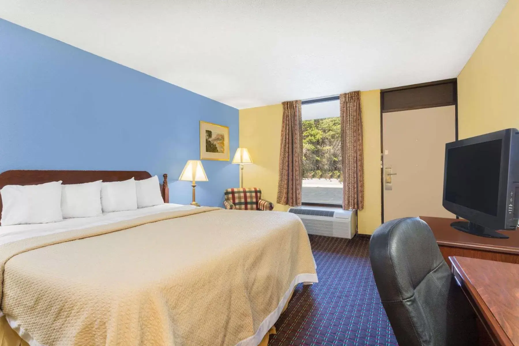 Bed in Days Inn by Wyndham Mocksville