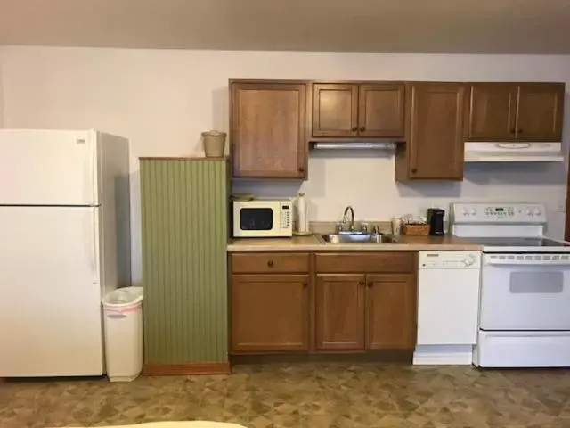 Kitchen/Kitchenette in Longliner Lodge and Suites