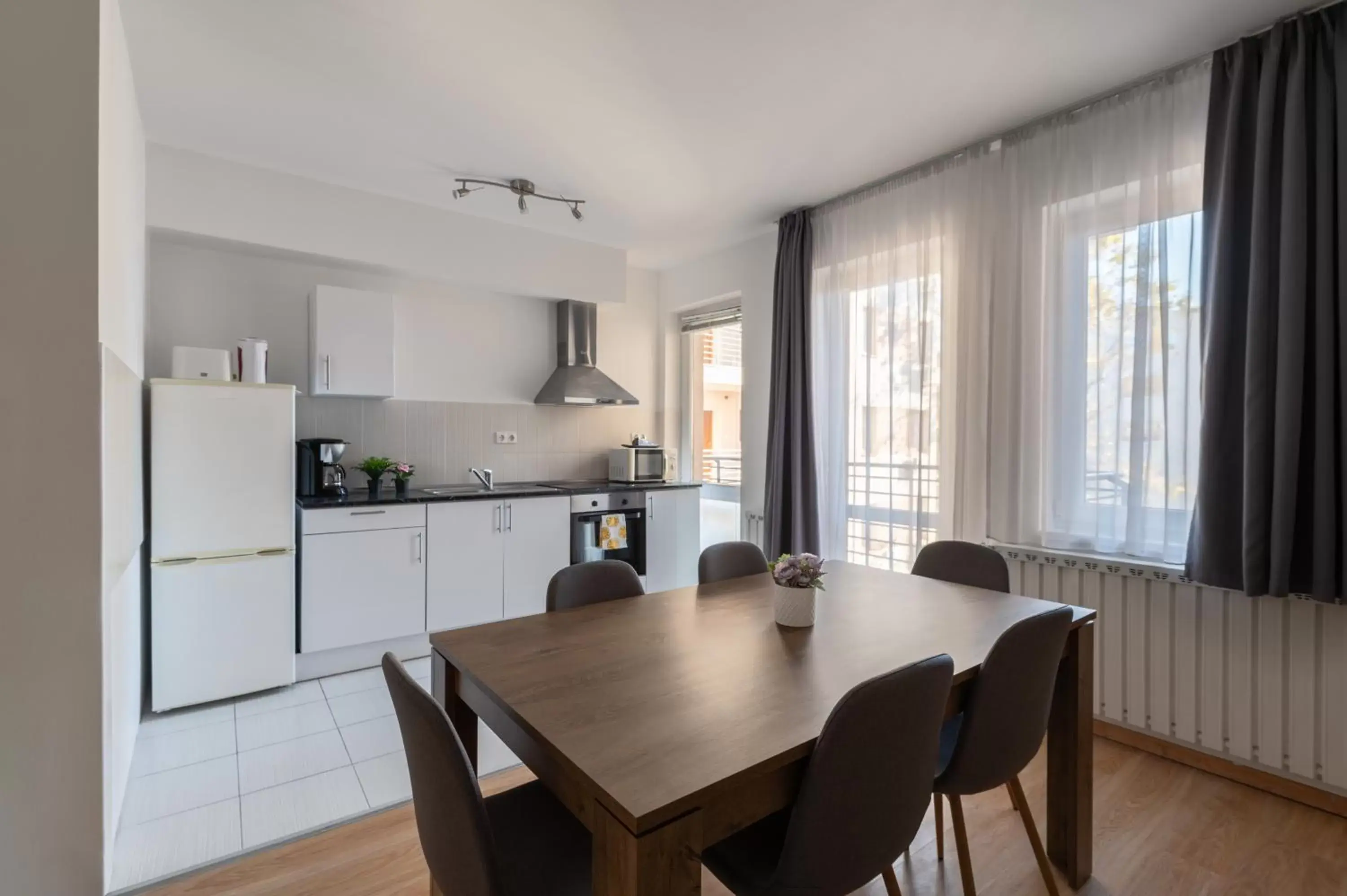 Kitchen or kitchenette, Dining Area in Prince Apartments