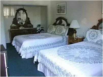 Photo of the whole room, Bed in Los Padres Inn