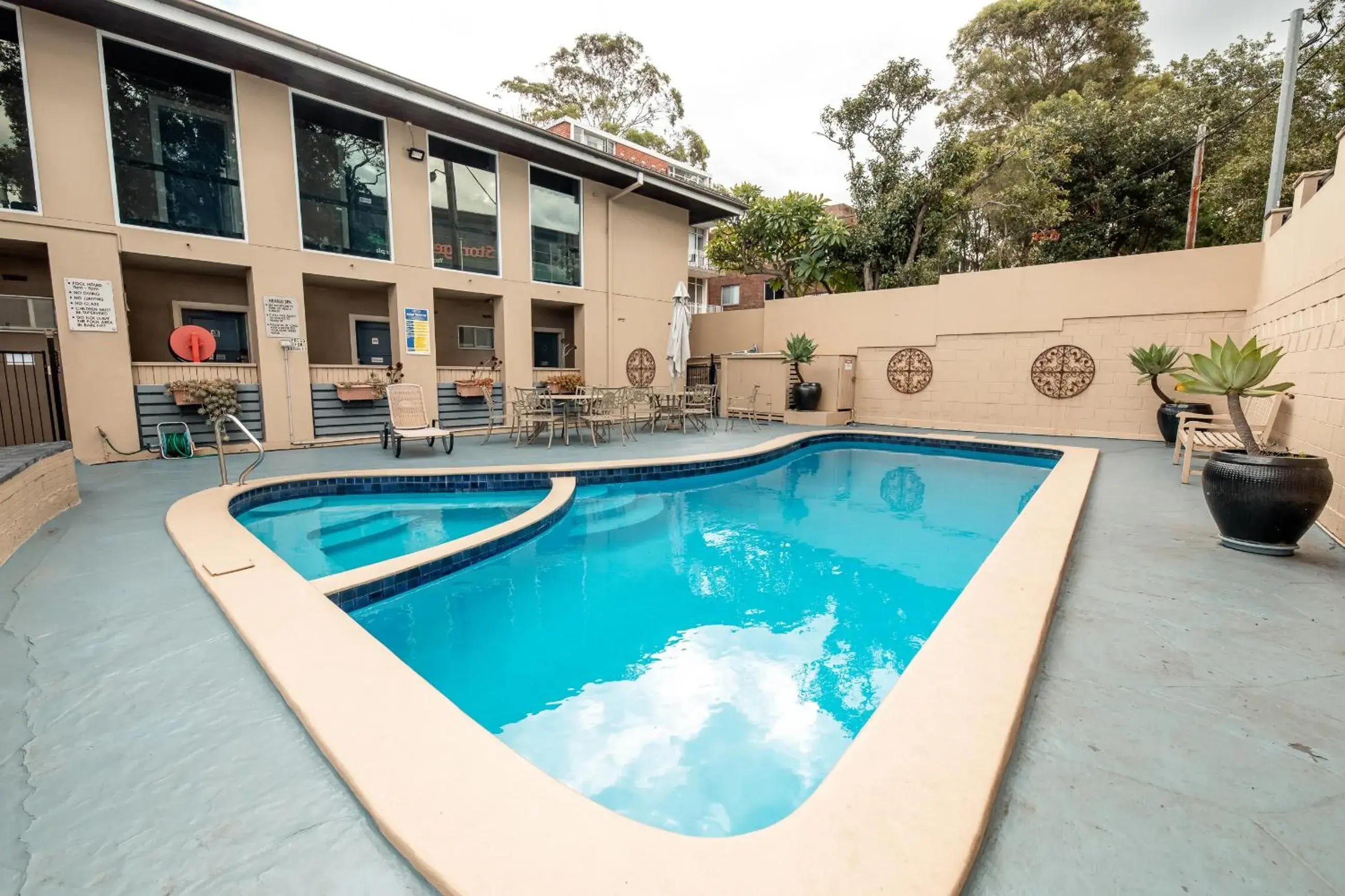 Property building, Swimming Pool in Twin Towers Inn
