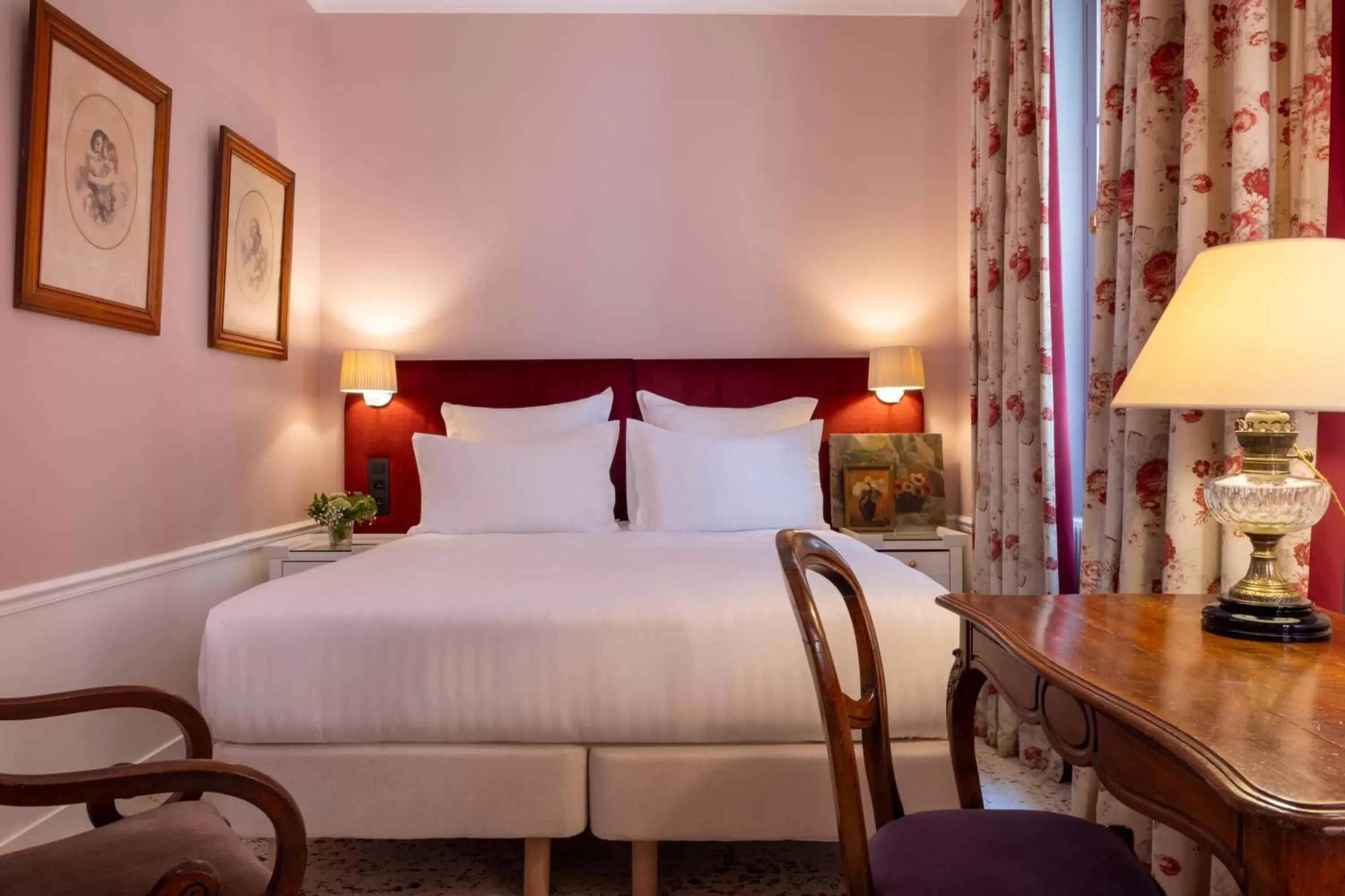 Bed in Hôtel Le Saint Gregoire Bed in Hôtel Le Saint Gregoire