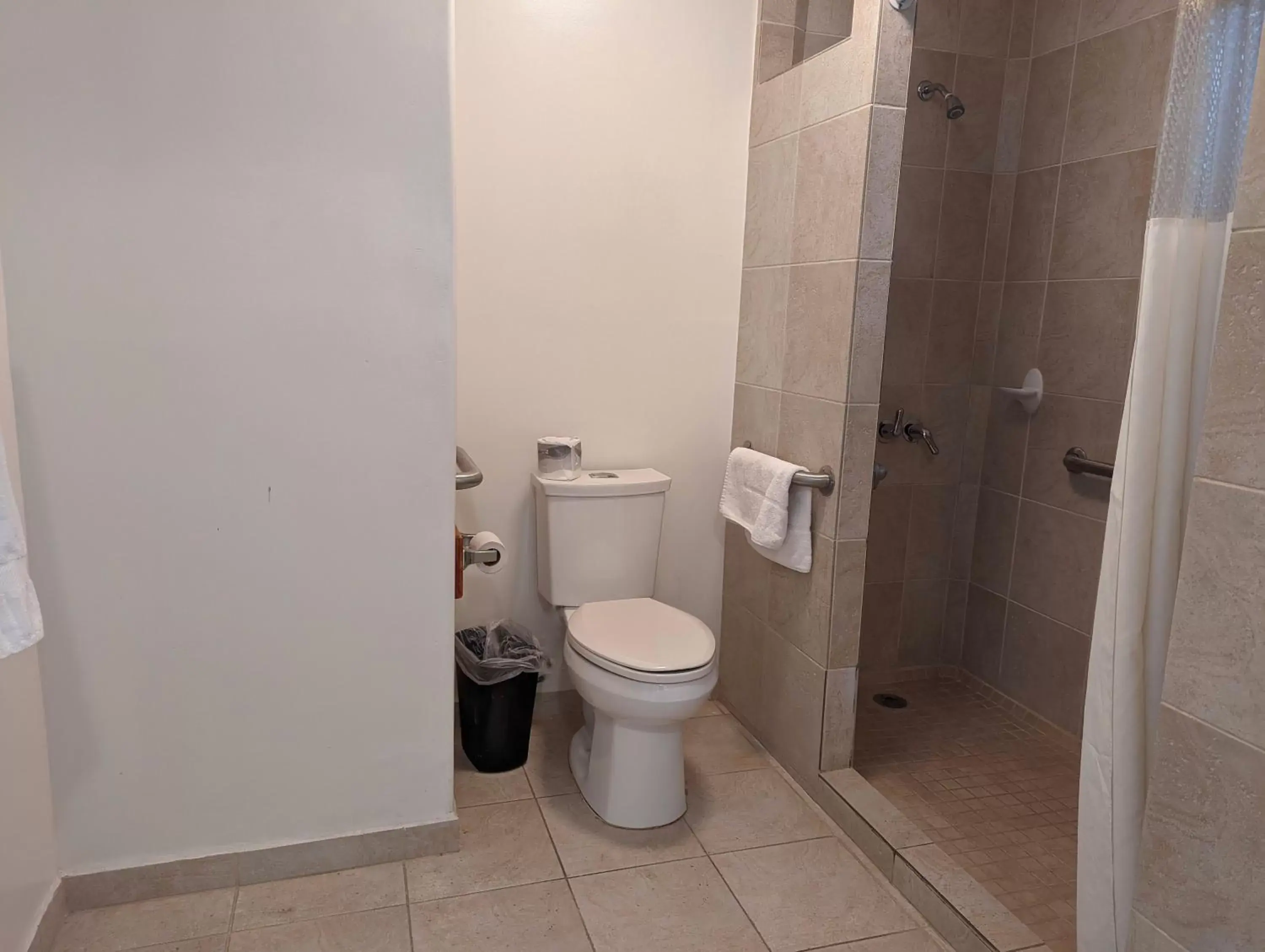 Bathroom in Americas Best Value Inn Oxnard-Port Hueneme