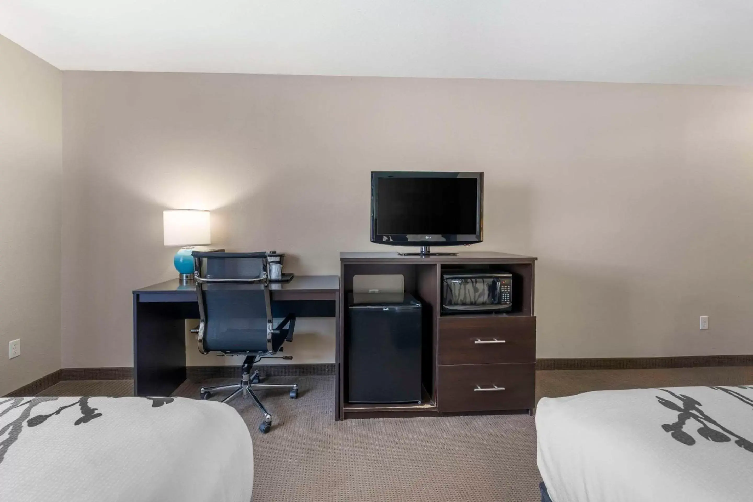 Bedroom, TV/Entertainment Center in Sleep Inn & Suites Hays I-70