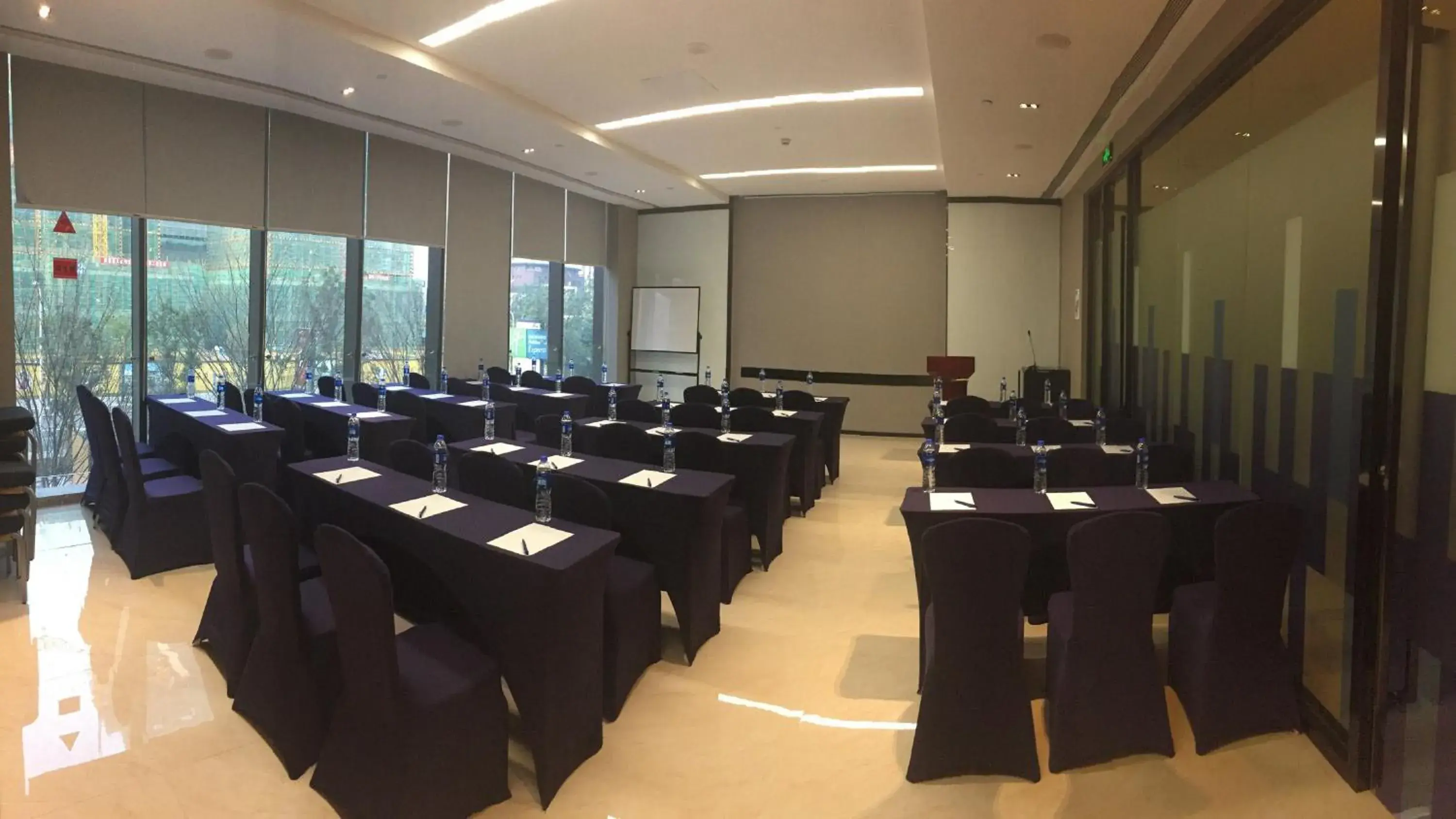 Meeting/conference room in Holiday Inn Express Fuzhou Downtown, an IHG Hotel