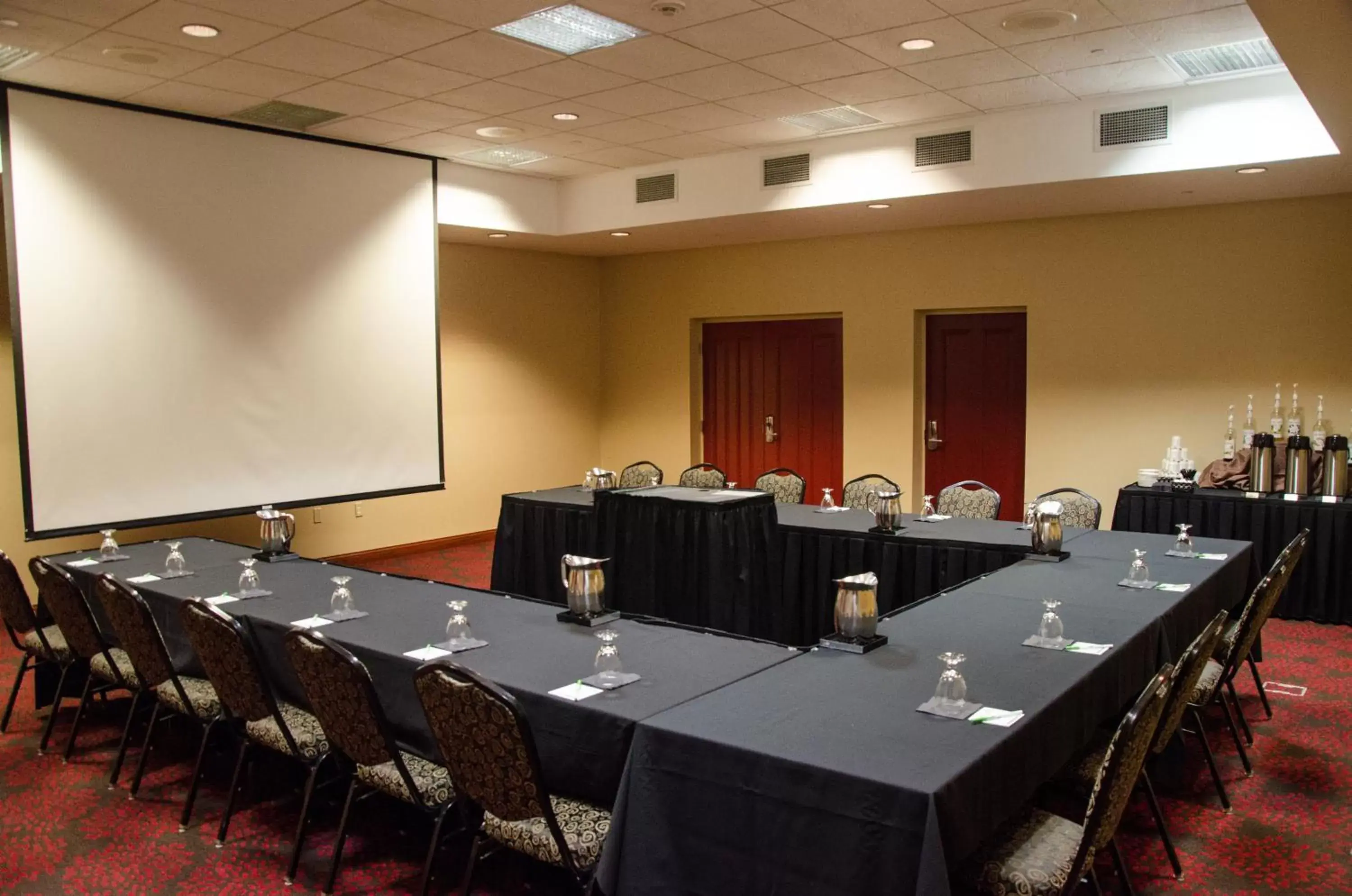 Meeting/conference room in Holiday Inn Hotel Pewaukee-Milwaukee West, an IHG Hotel