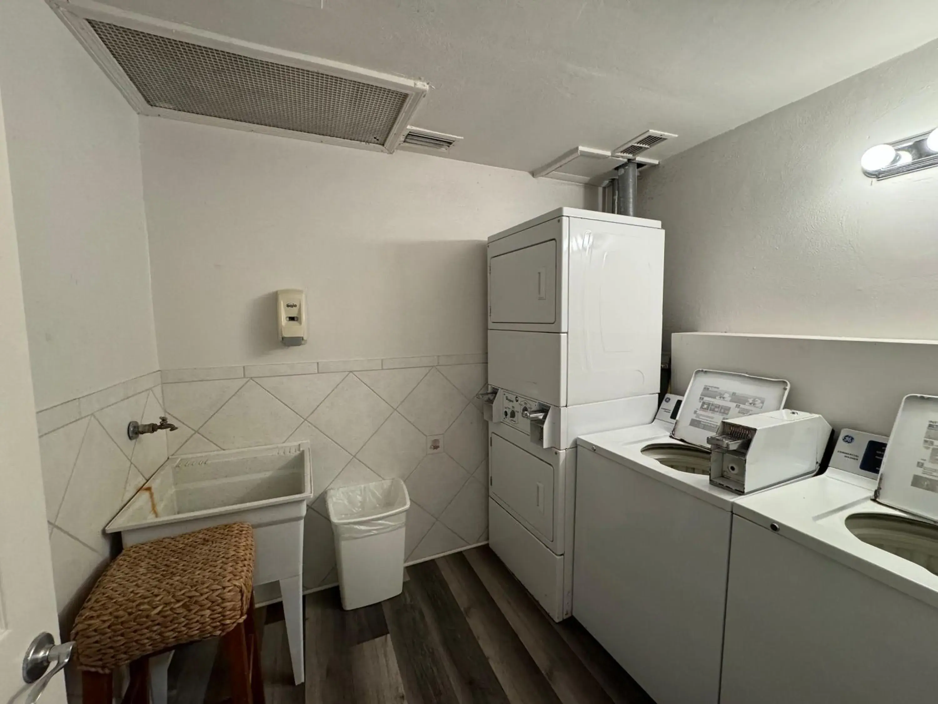 laundry, Kitchen/Kitchenette in Emerald Shores Hotel - Daytona Beach