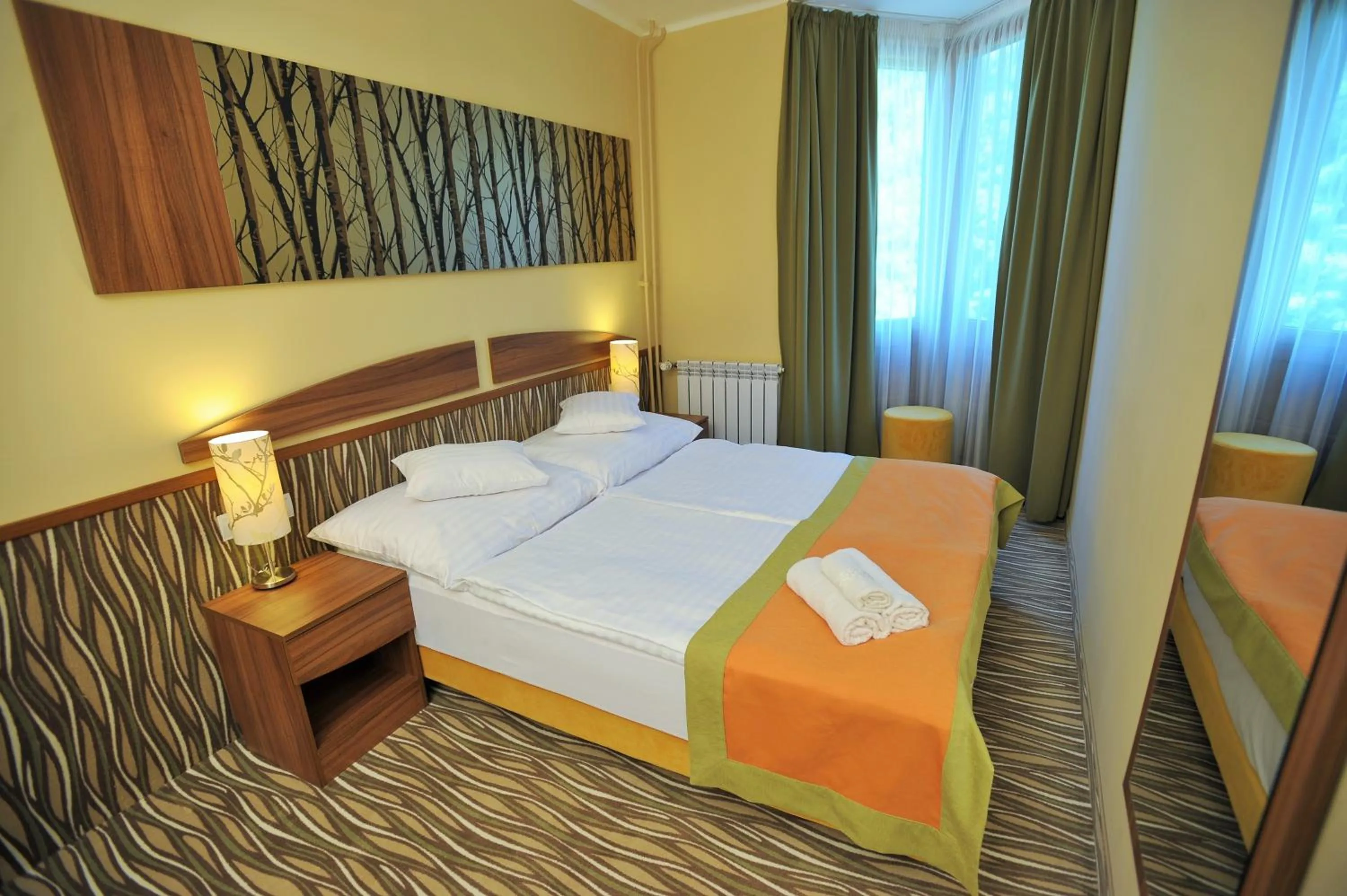 Shower, Bed in Park Hotel Gyula