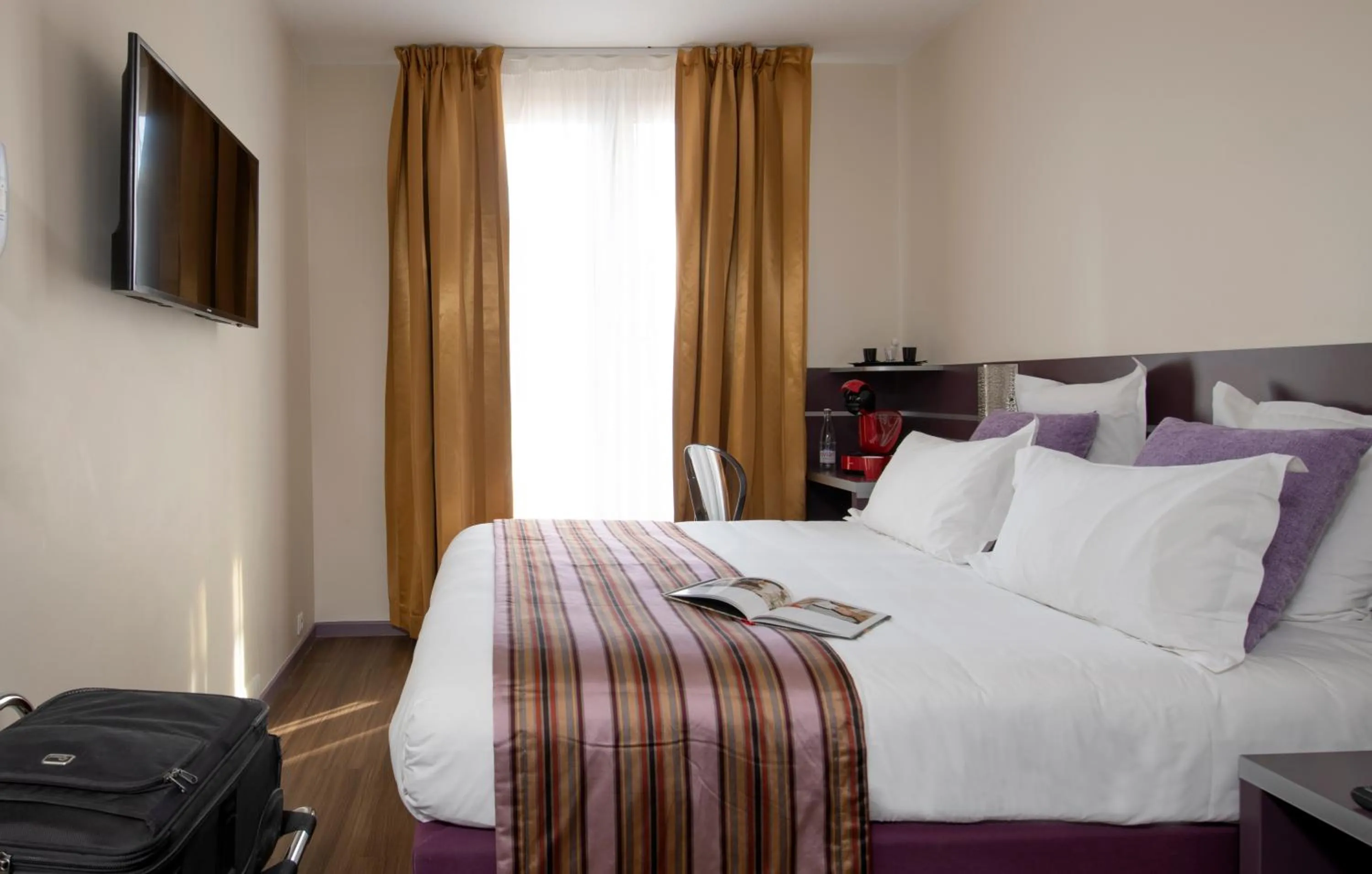 Bedroom, Bed in Hôtel Arles Plaza