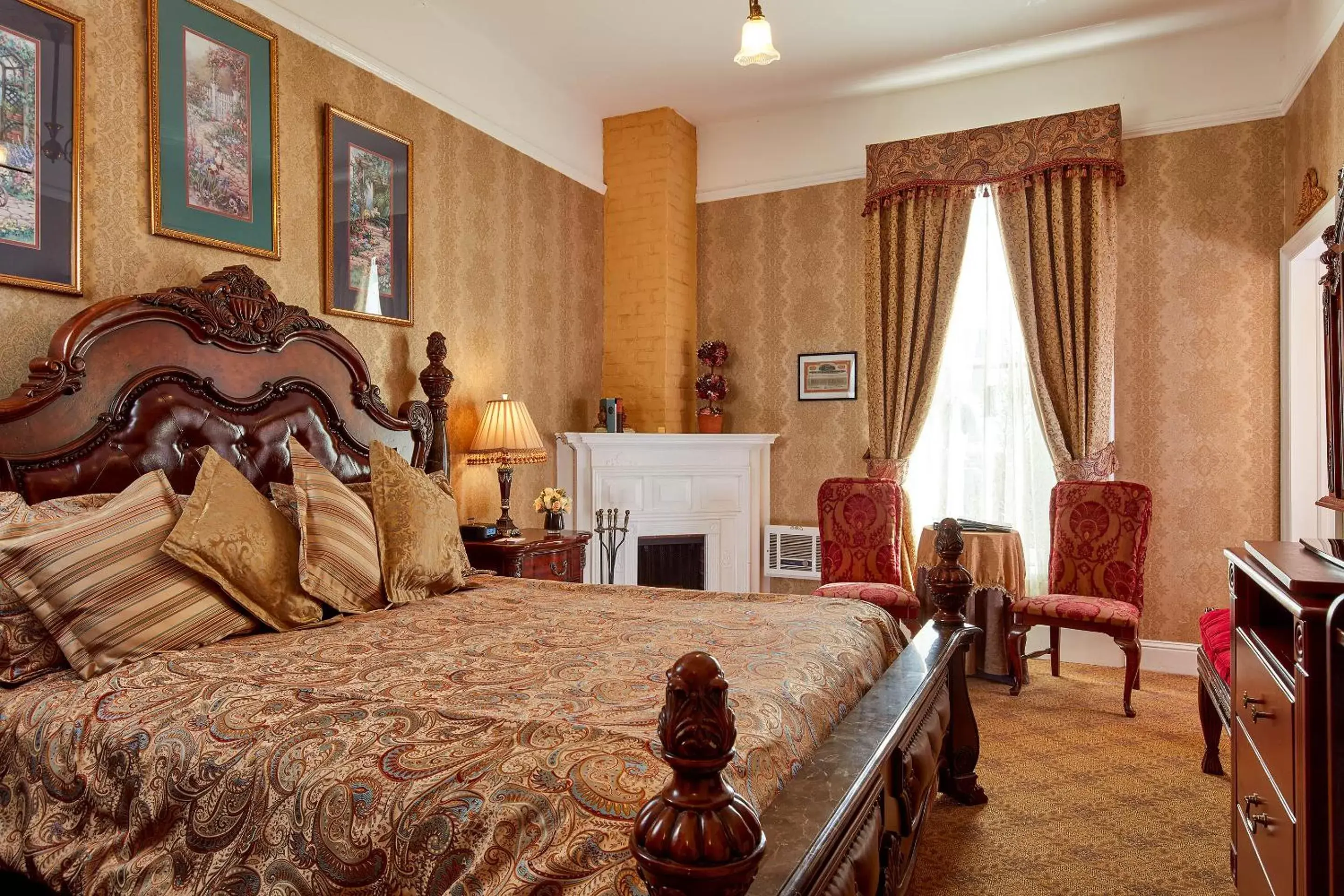Deluxe King Room with Fireplace in Queen Anne