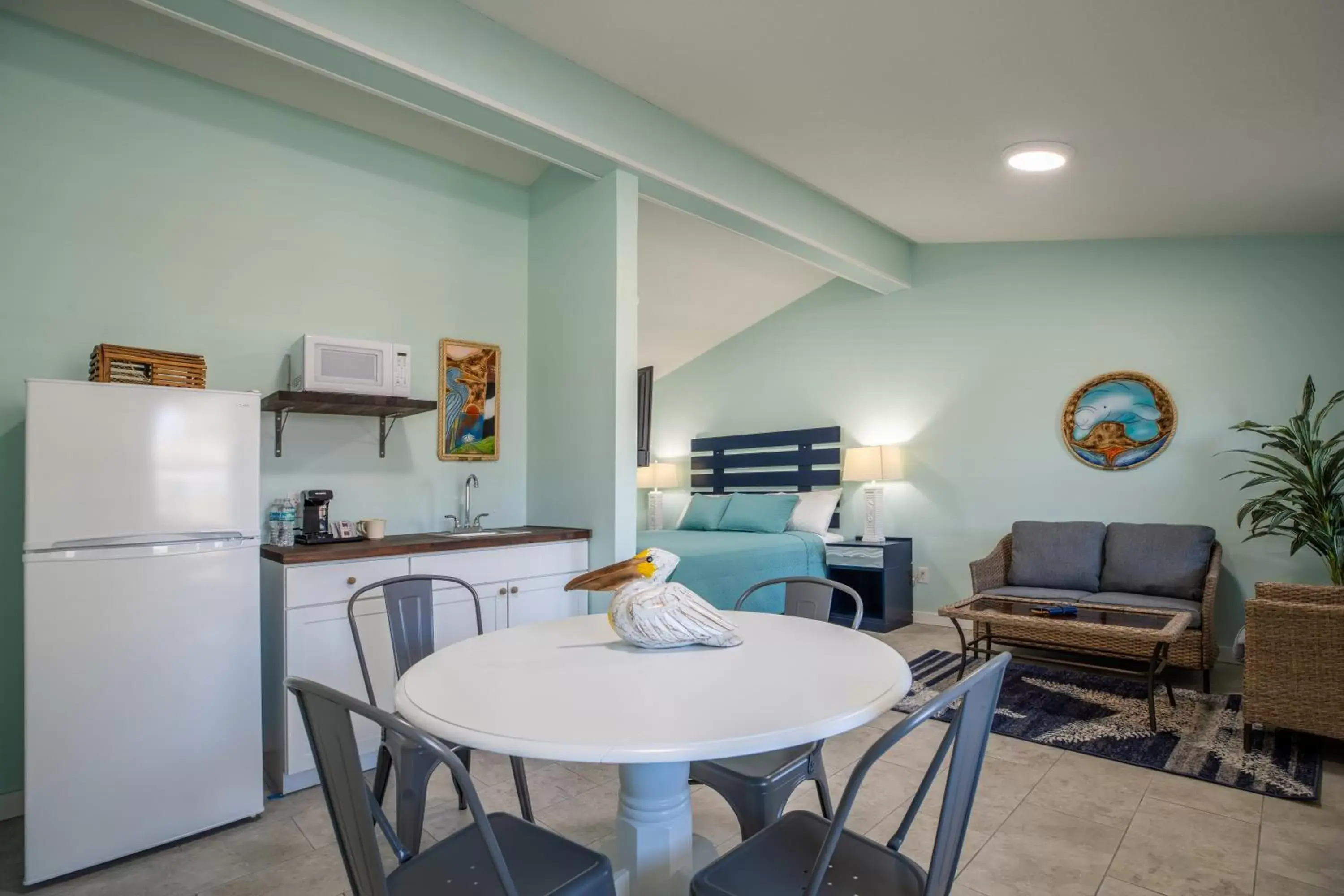 Living room, Dining Area in Salt Air Inn & Suites