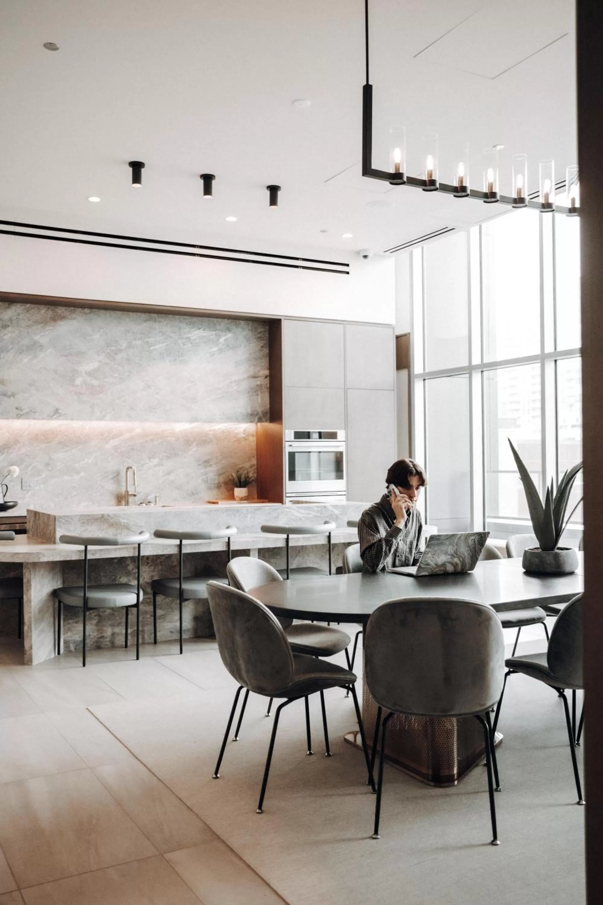 Communal lounge/ TV room in Level Chicago - Old Town