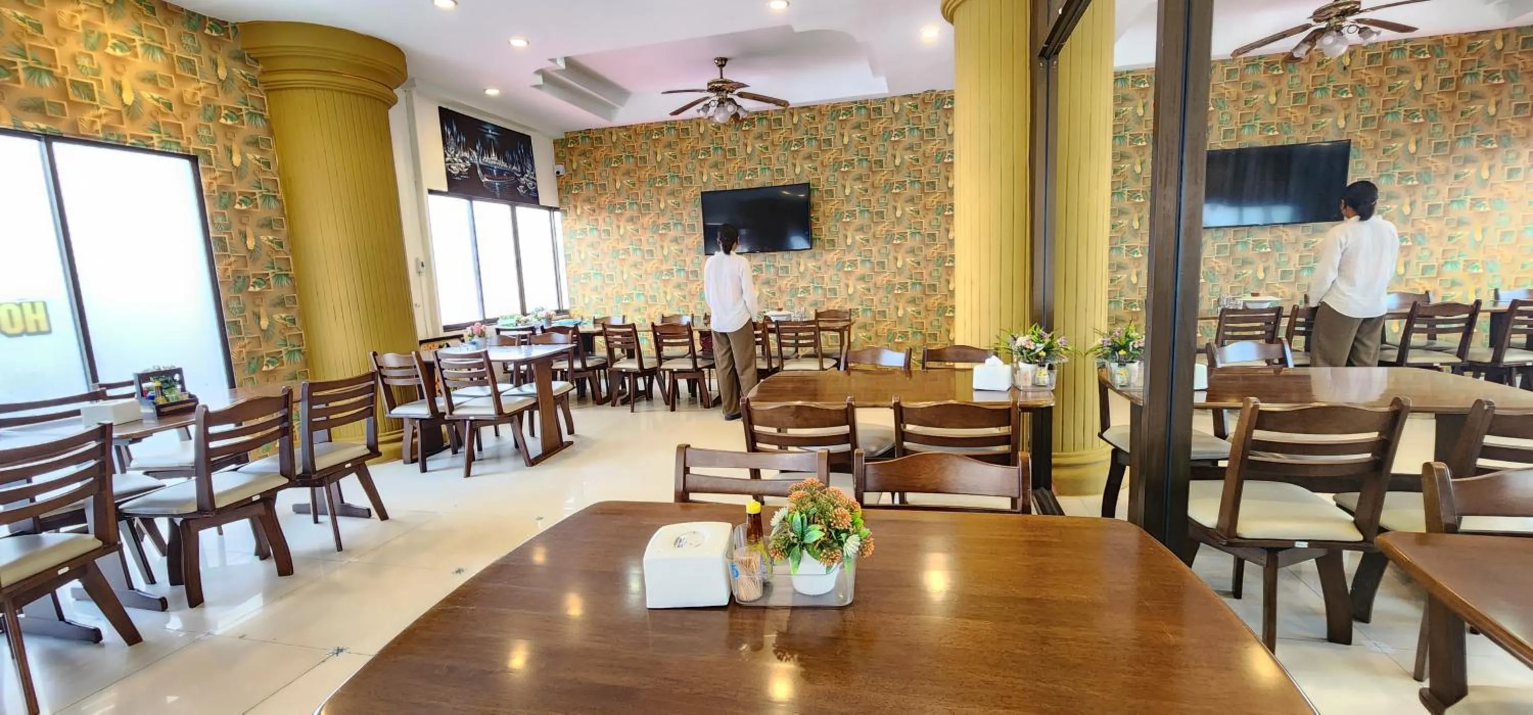 Restaurant/places to eat in Royal Sweet Hotel