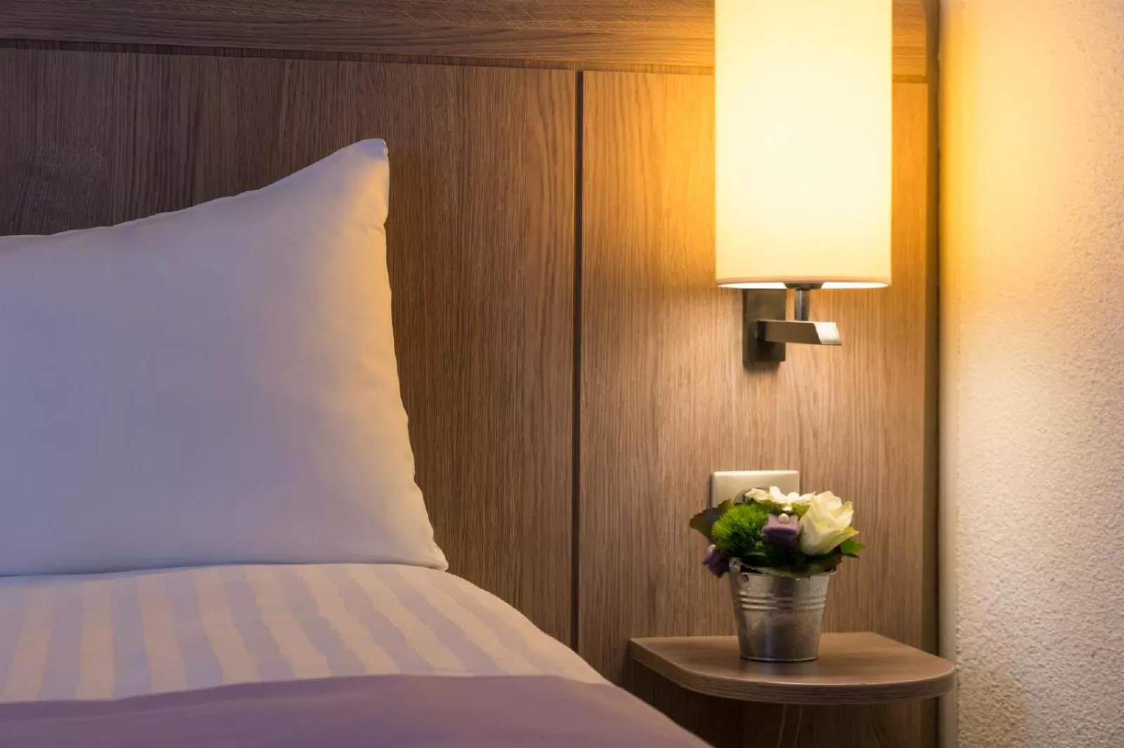 Bedroom, Bed in The Originals City, Hôtel Le Gayant, Douai