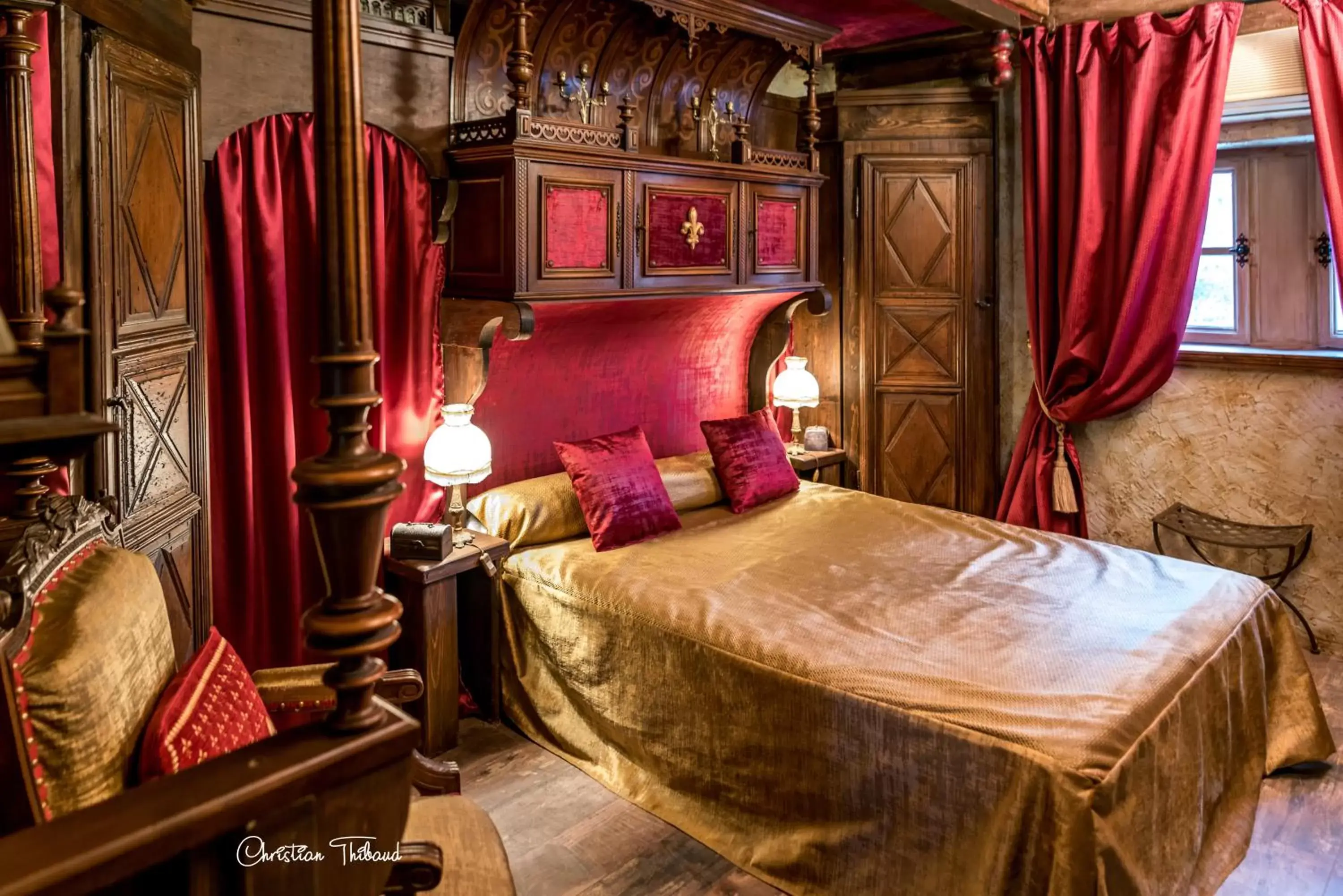 Photo of the whole room, Bed in Suite Cardinale 40m2 chambre d' hôte du Mas Fabrègue
