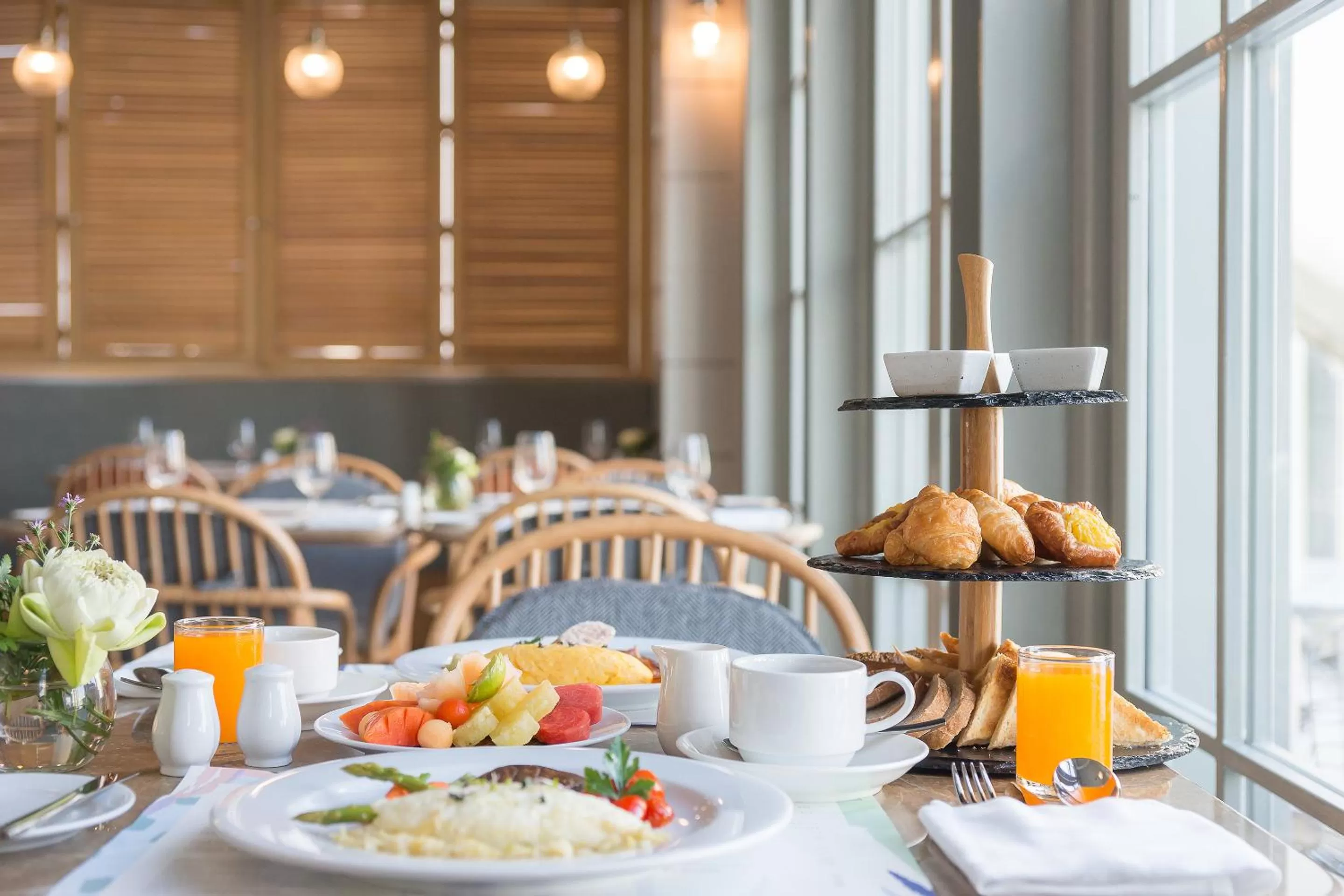 Restaurant/places to eat in Akara Hotel