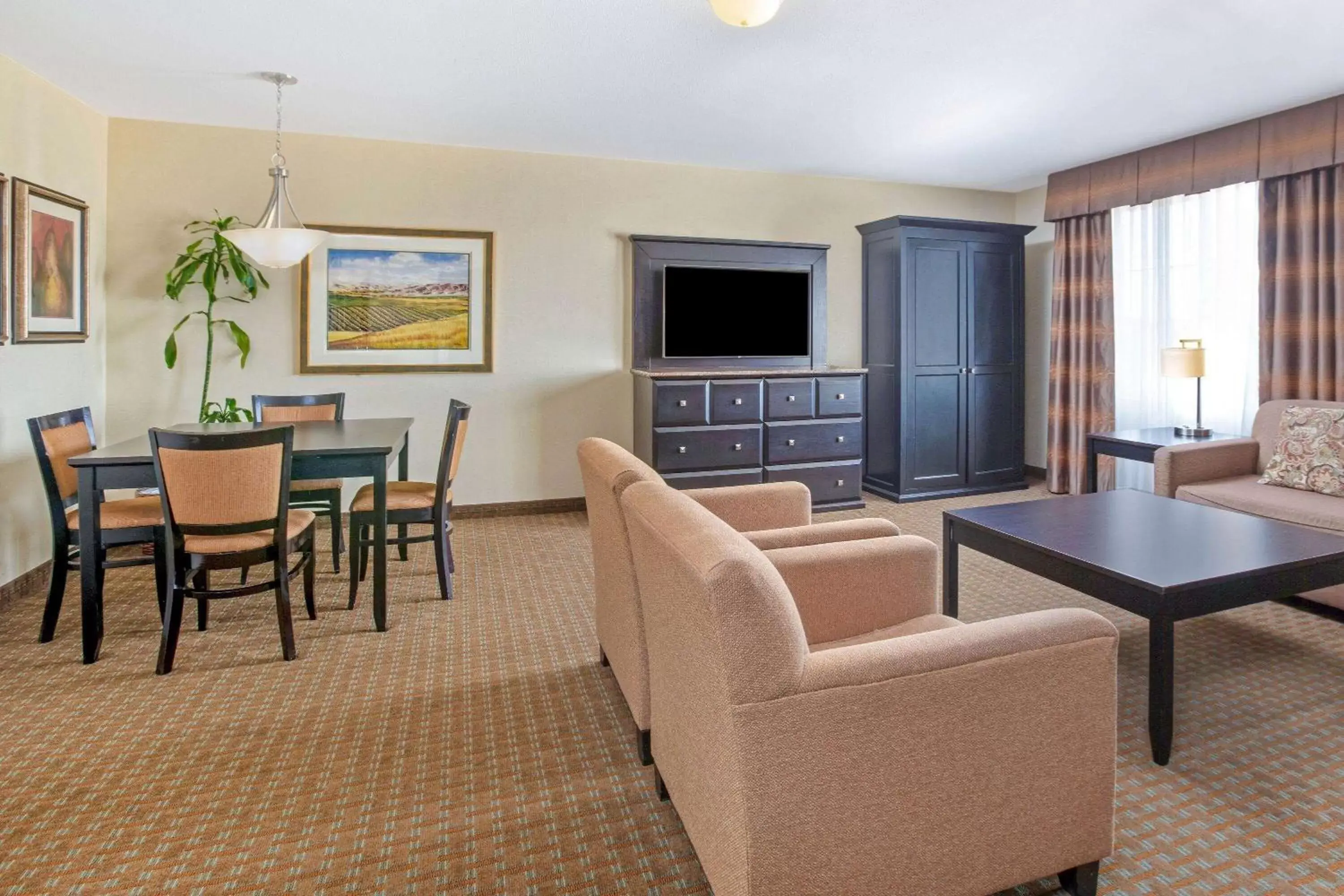 Photo of the whole room, Seating Area in La Quinta by Wyndham Paso Robles