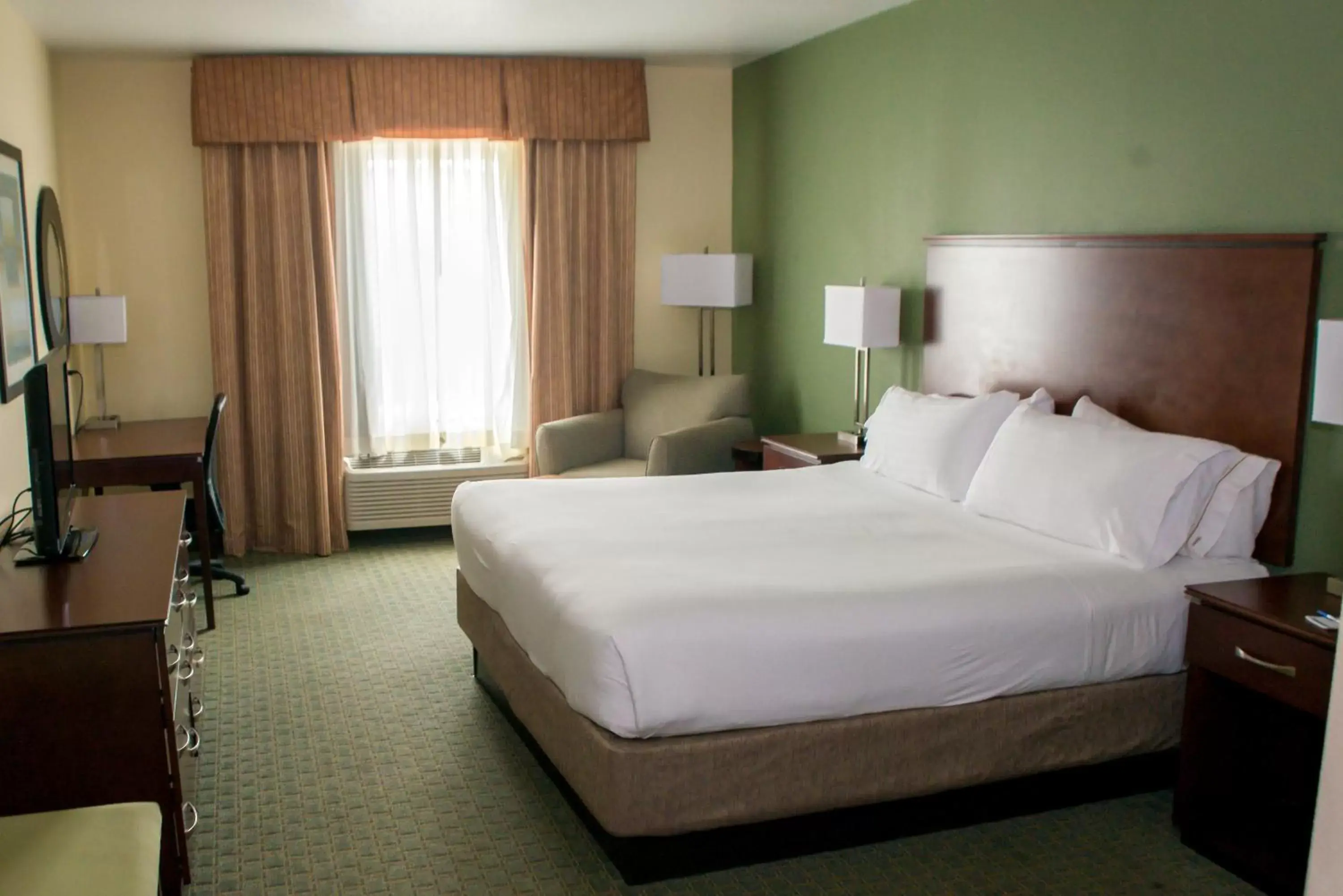 Photo of the whole room, Bed in Holiday Inn Express Hotel & Suites Cocoa, an IHG Hotel