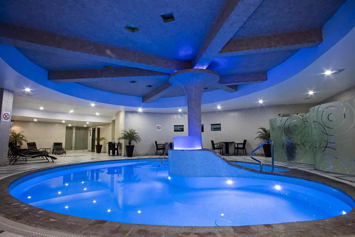 Hot Tub, Swimming Pool in Suites Camino Real