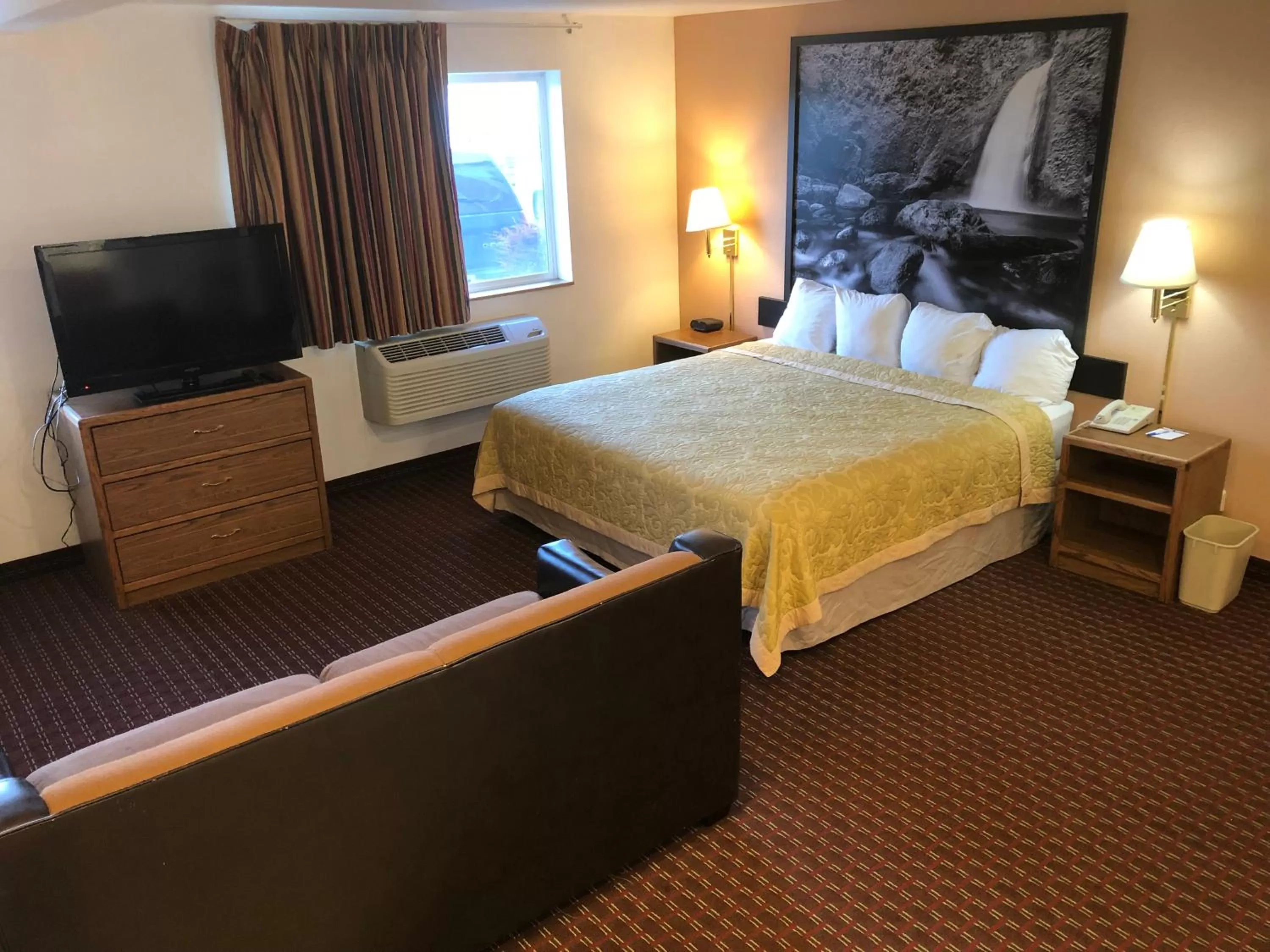 Photo of the whole room, Bed in Super 8 by Wyndham The Dalles OR