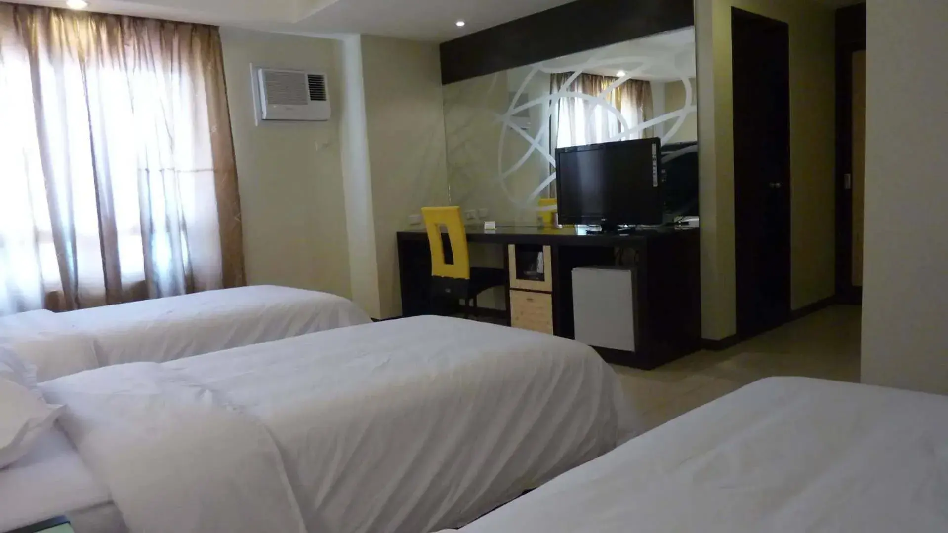 Day, Bed in Circle Inn - Iloilo City Center