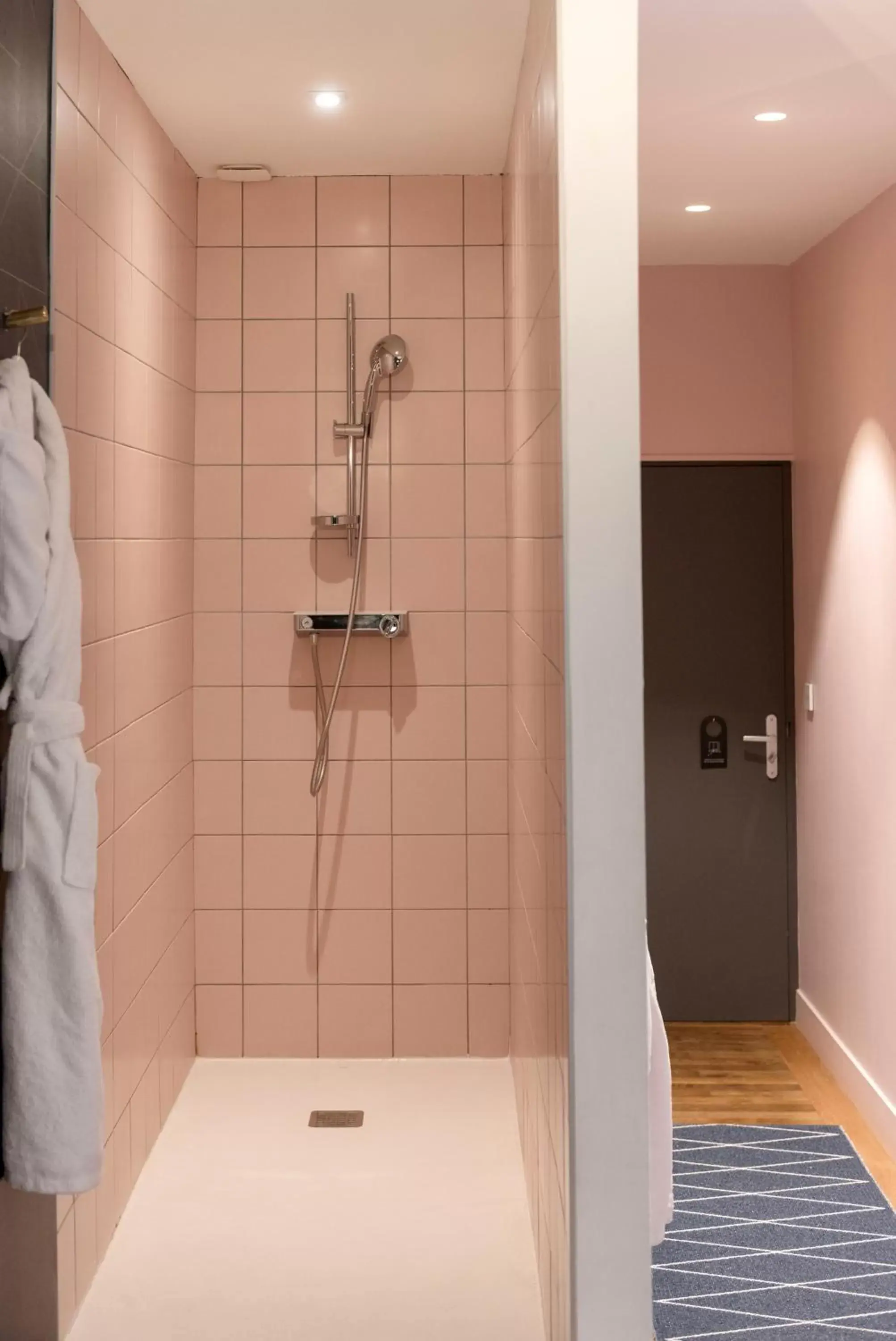 Shower, Bathroom in MiHotel Bizolon