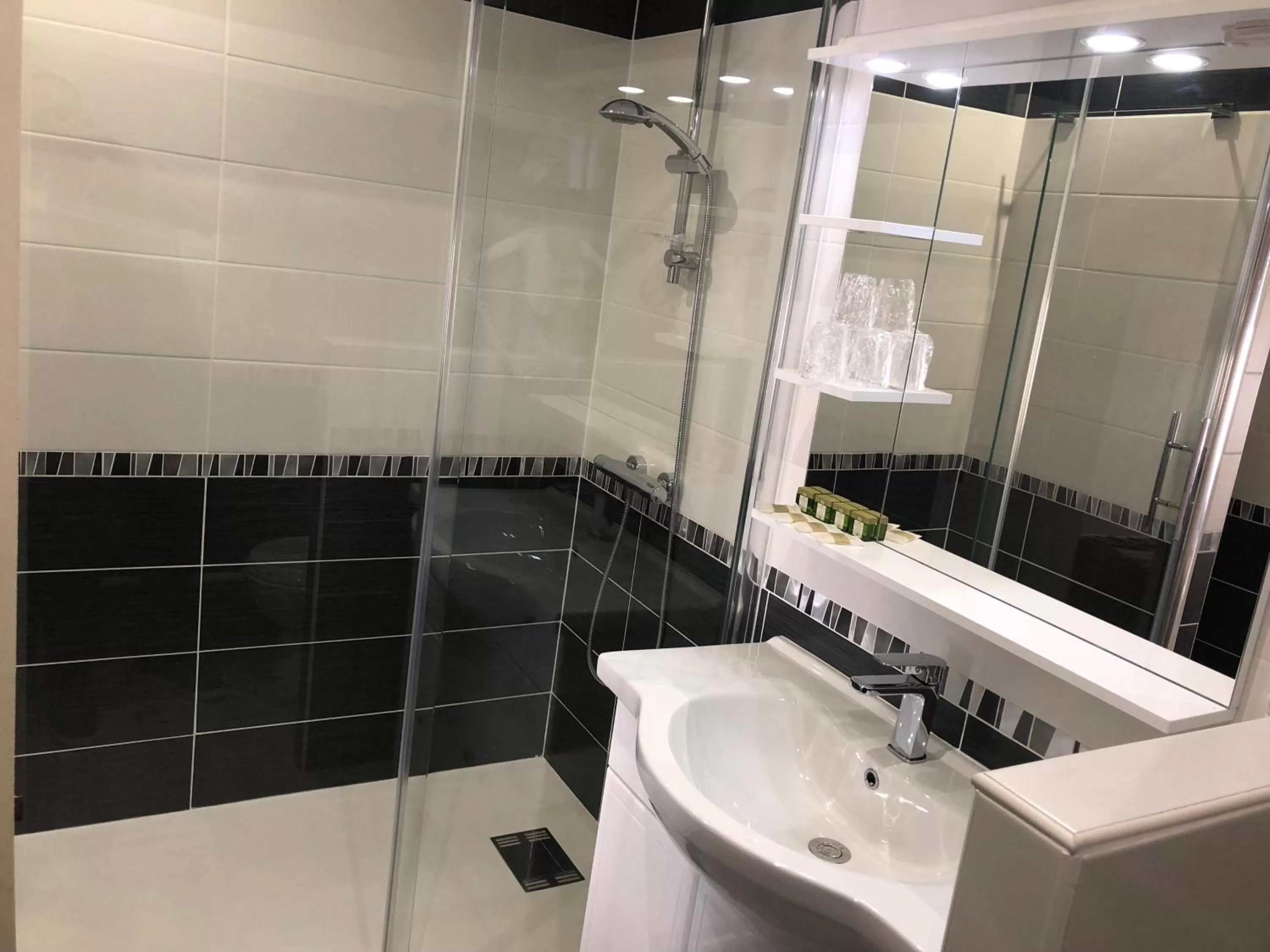 Shower in Logis Hotel Restaurant le Mirador