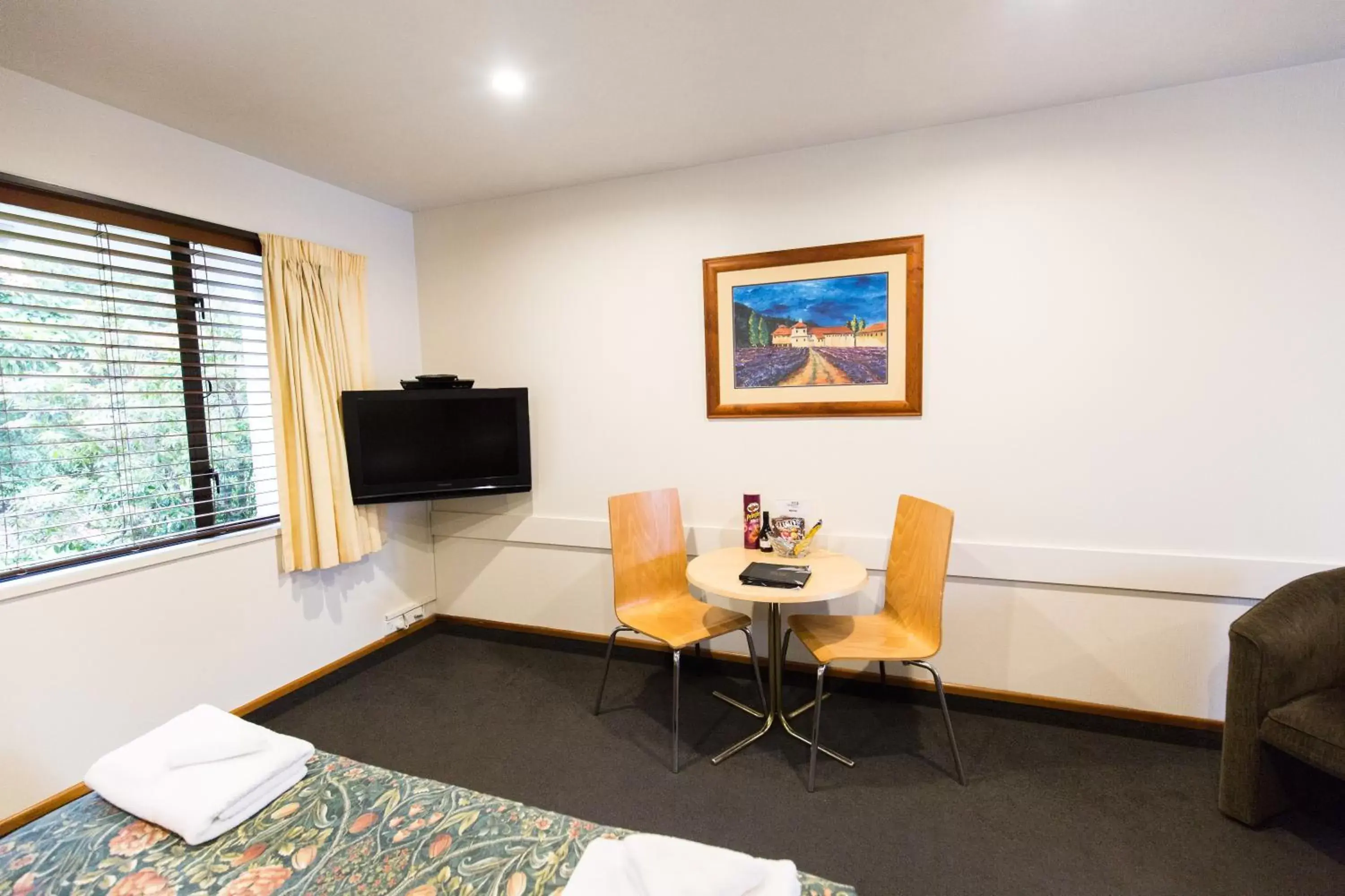 Living room, TV/Entertainment Center in Airport Gateway Motor Lodge