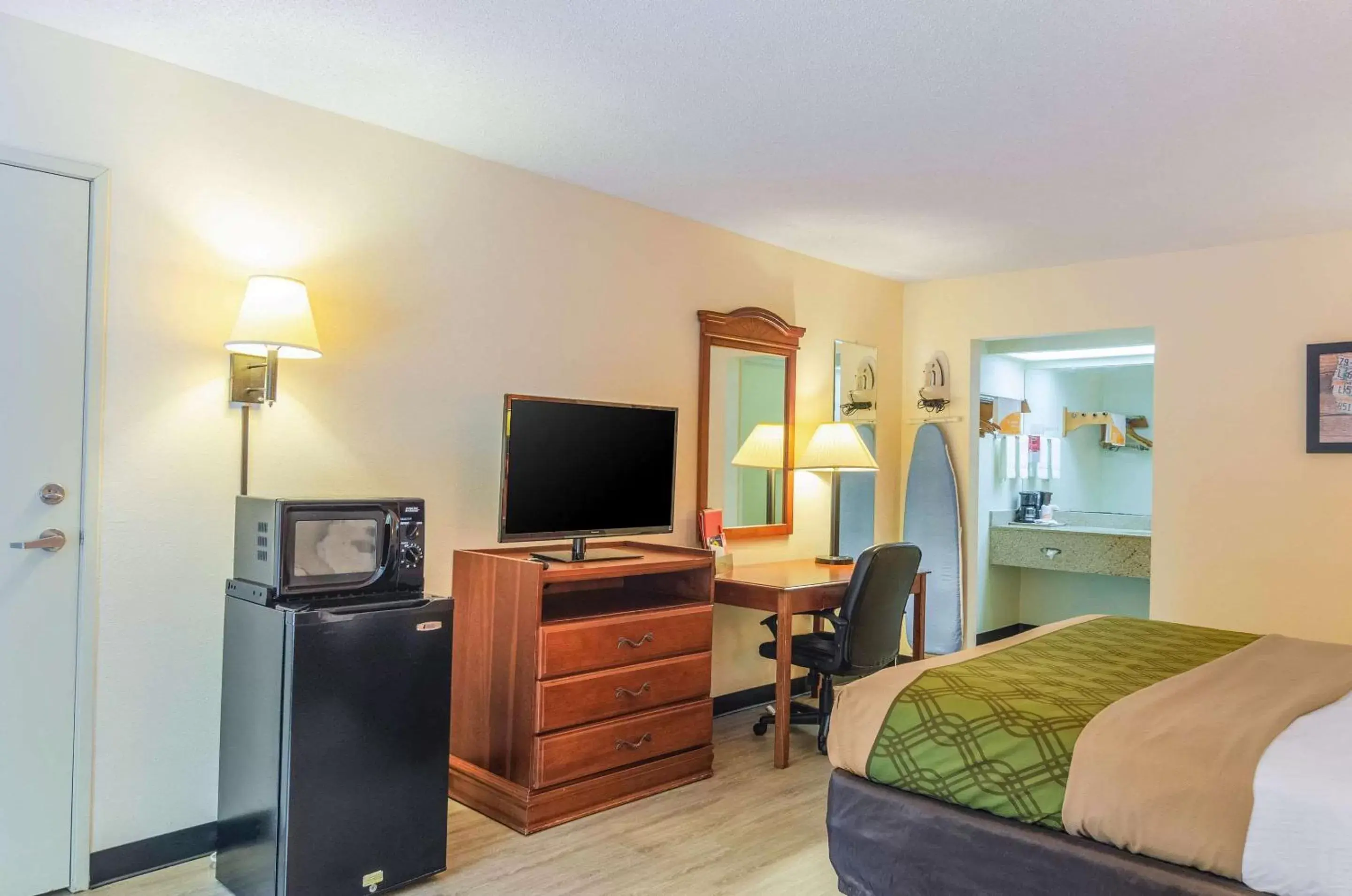 TV and multimedia, TV/Entertainment Center in Econo Lodge Inn & Suites Gulfport