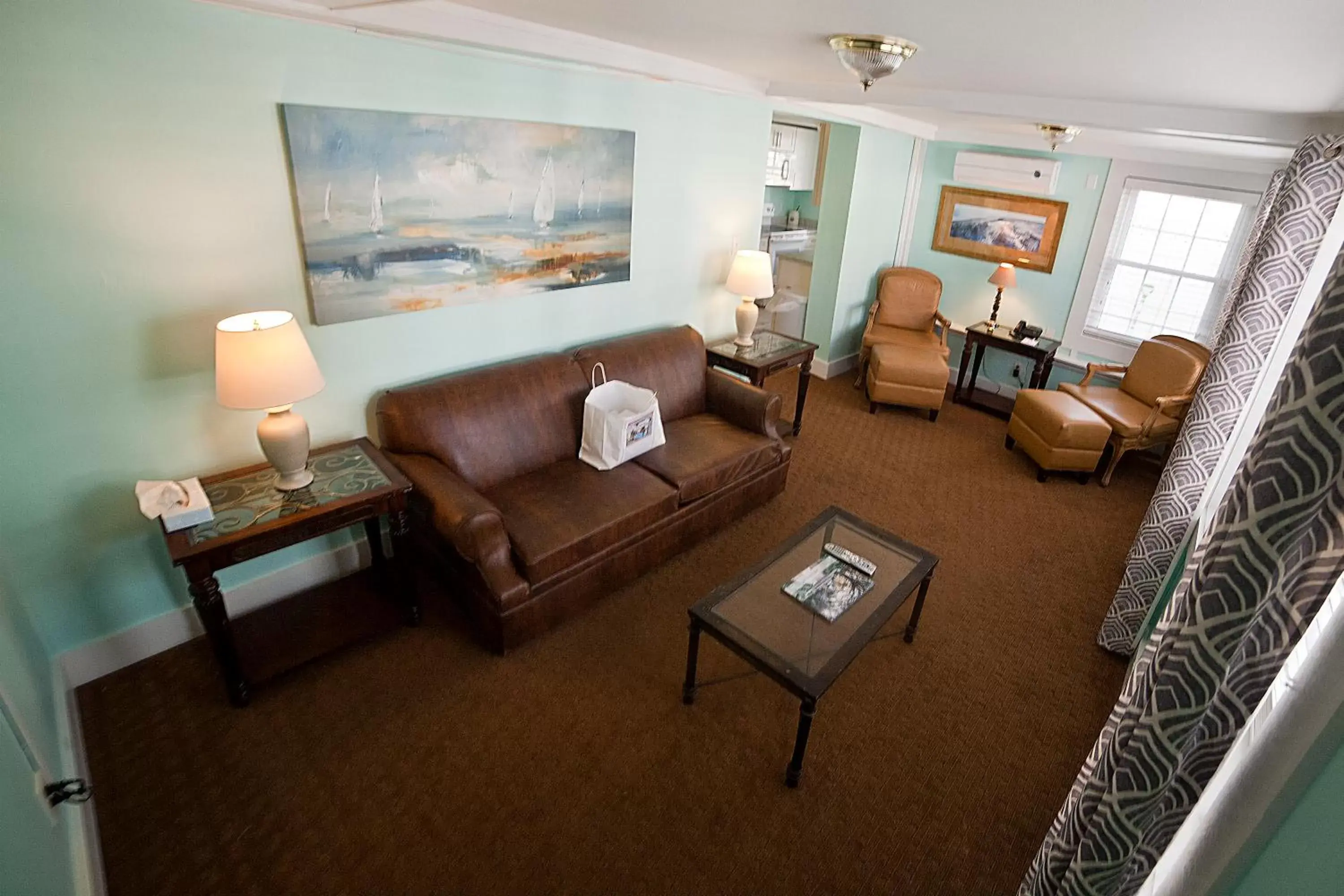 Seating Area in Georgianne Inn & Suites check in 212 Bulter Ave