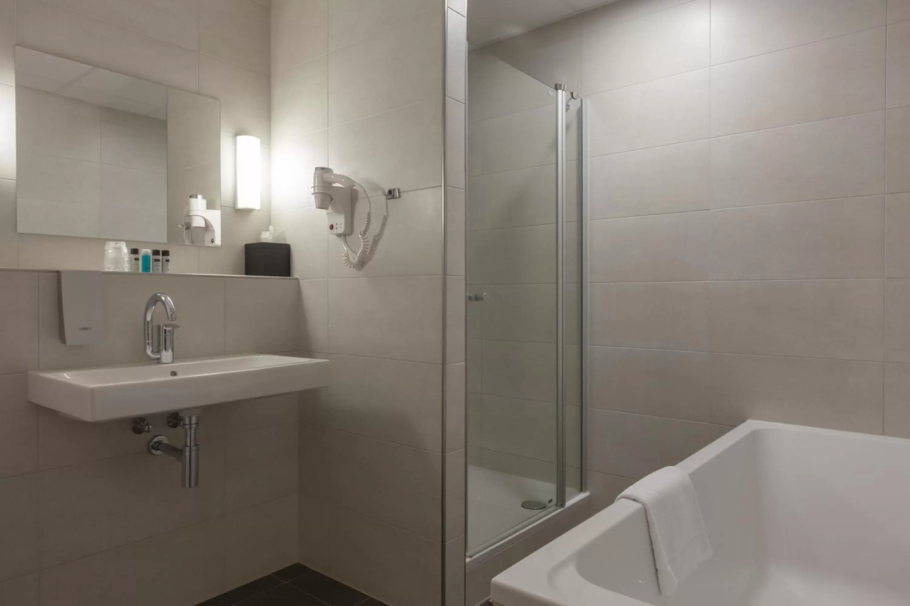 Shower, Bathroom in Flonk Hotel Groningen Centre, BW Signature Collection voorheen Best Western Hotel Groningen Centre