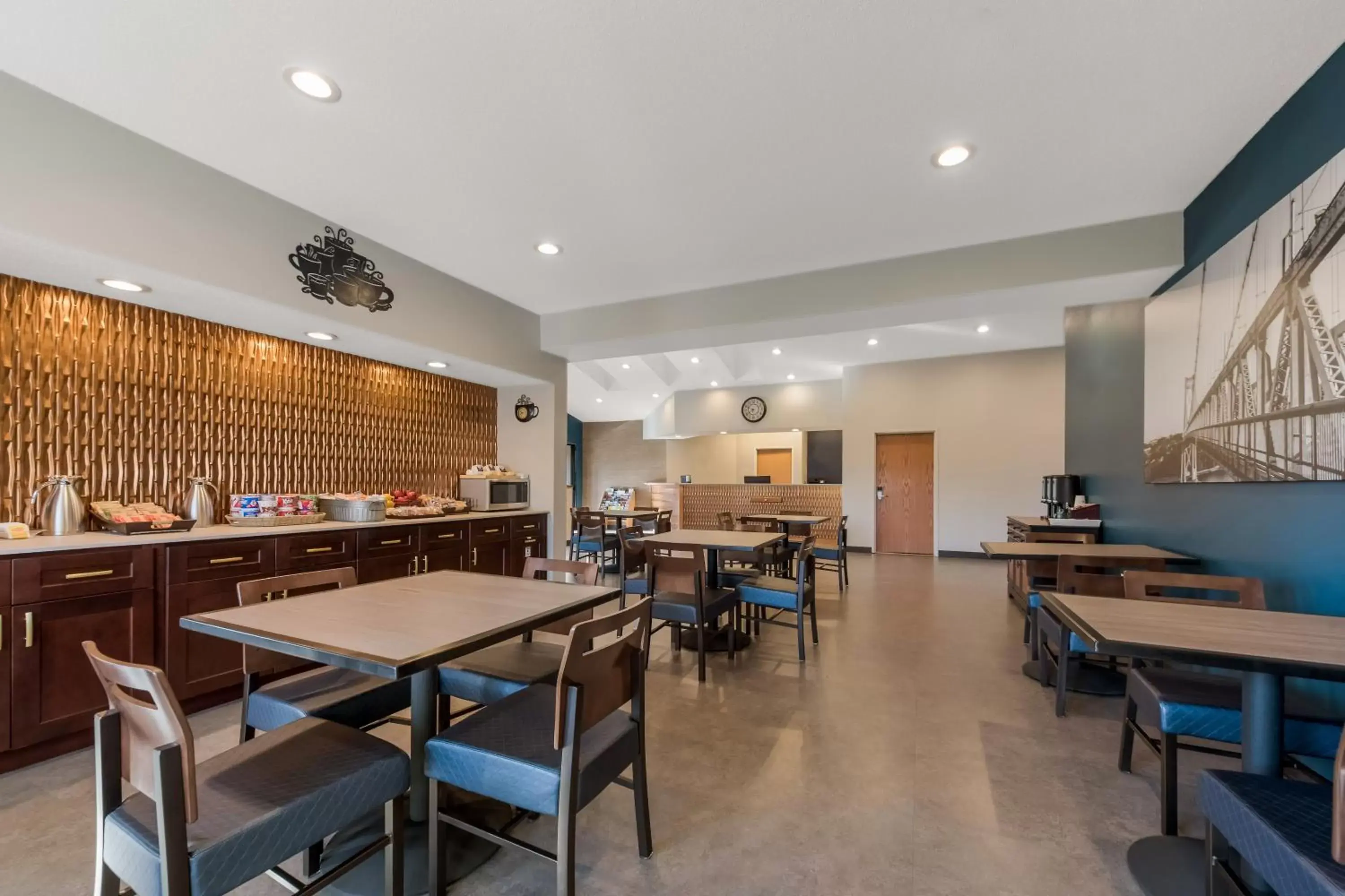 Food and drinks in SureStay Plus Hotel by Best Western Highland Poughkeepsie Food and drinks in SureStay Plus Hotel by Best Western Highland Poughkeepsie