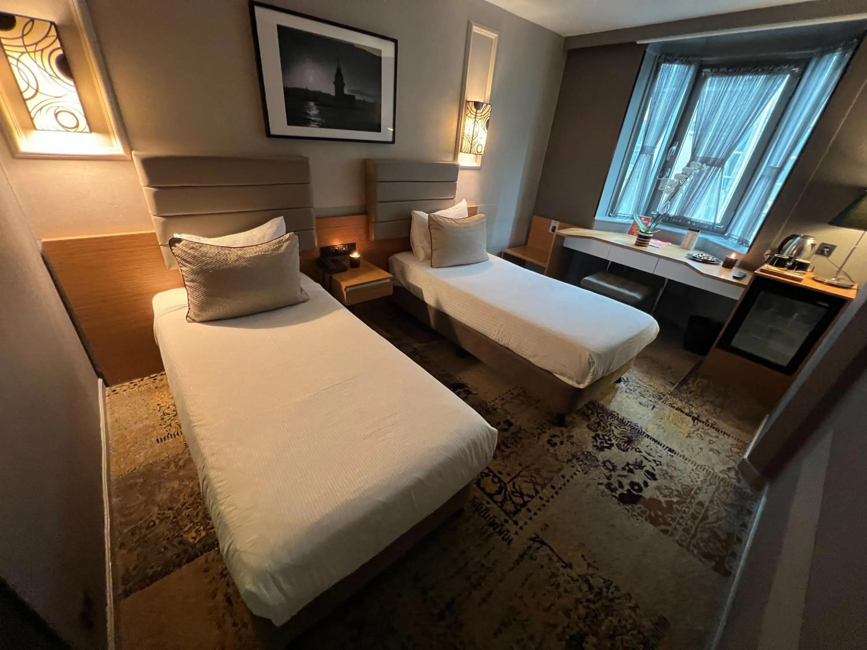 Bedroom, Bed in All Seasons Hotel