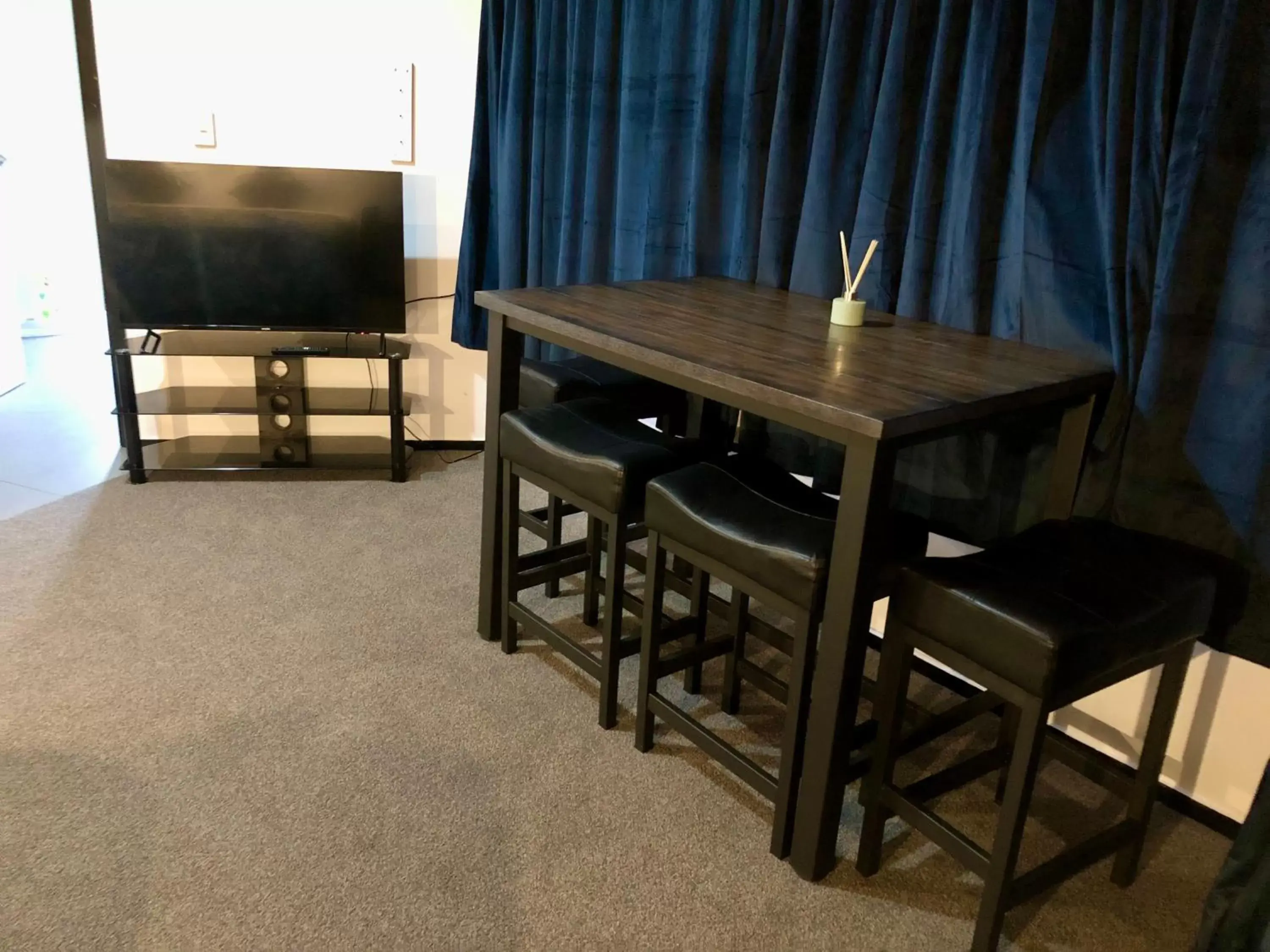 Dining area, TV/Entertainment Center in PURE Motel & Pure Guest House
