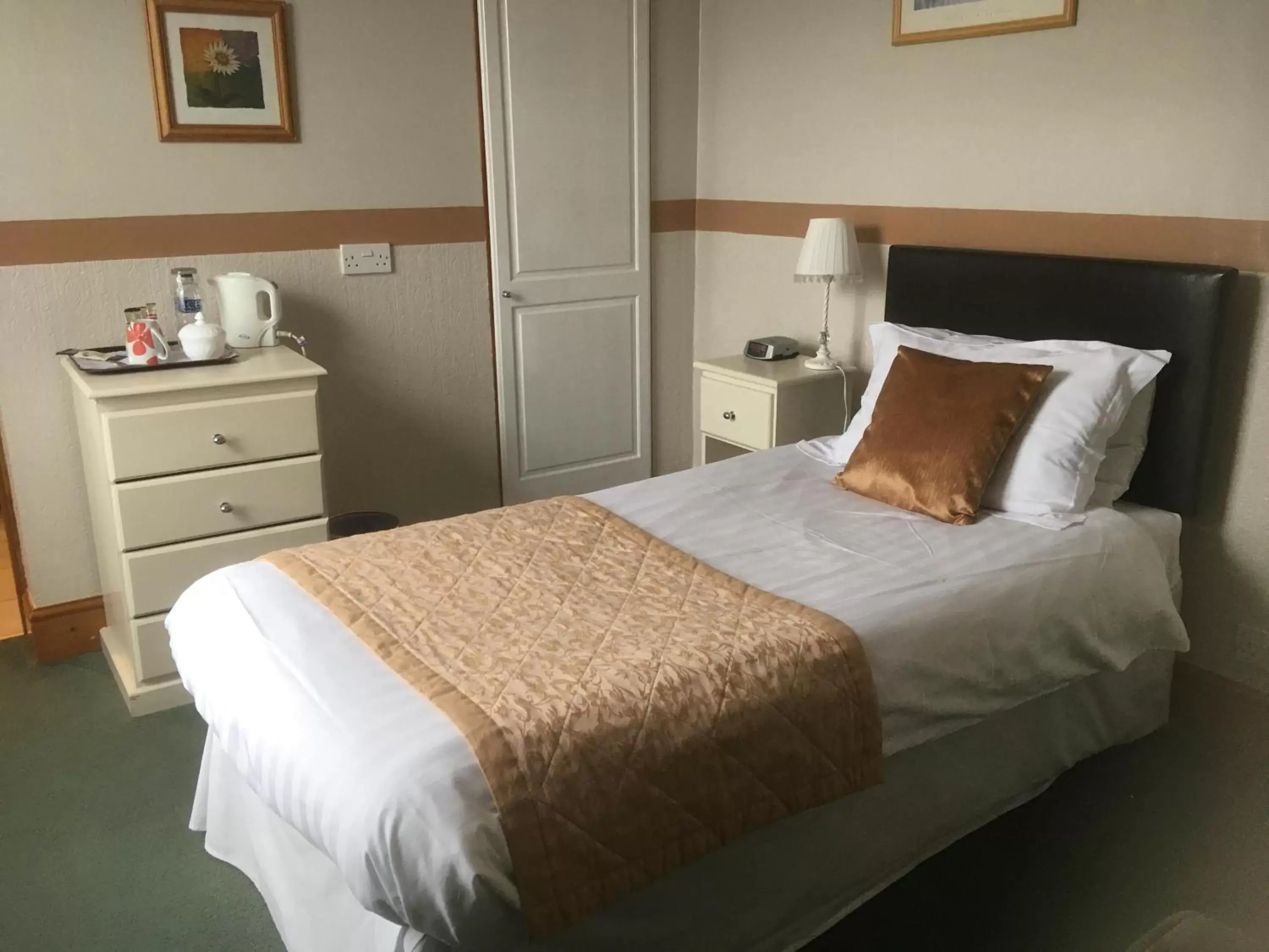 Bathroom, Bed in Grove House Guest House