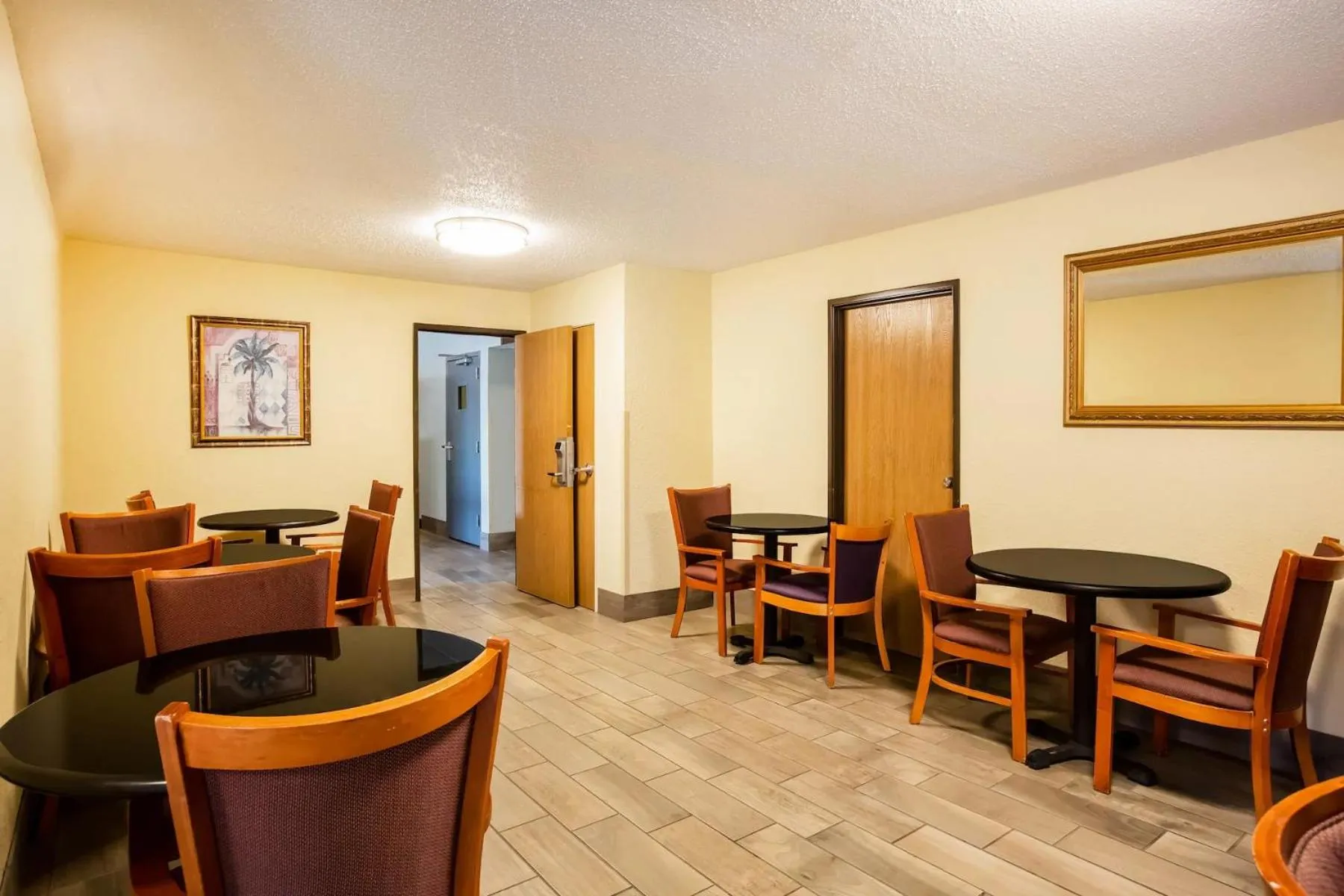 Restaurant/Places to Eat in Super 8 by Wyndham Lawrence KU