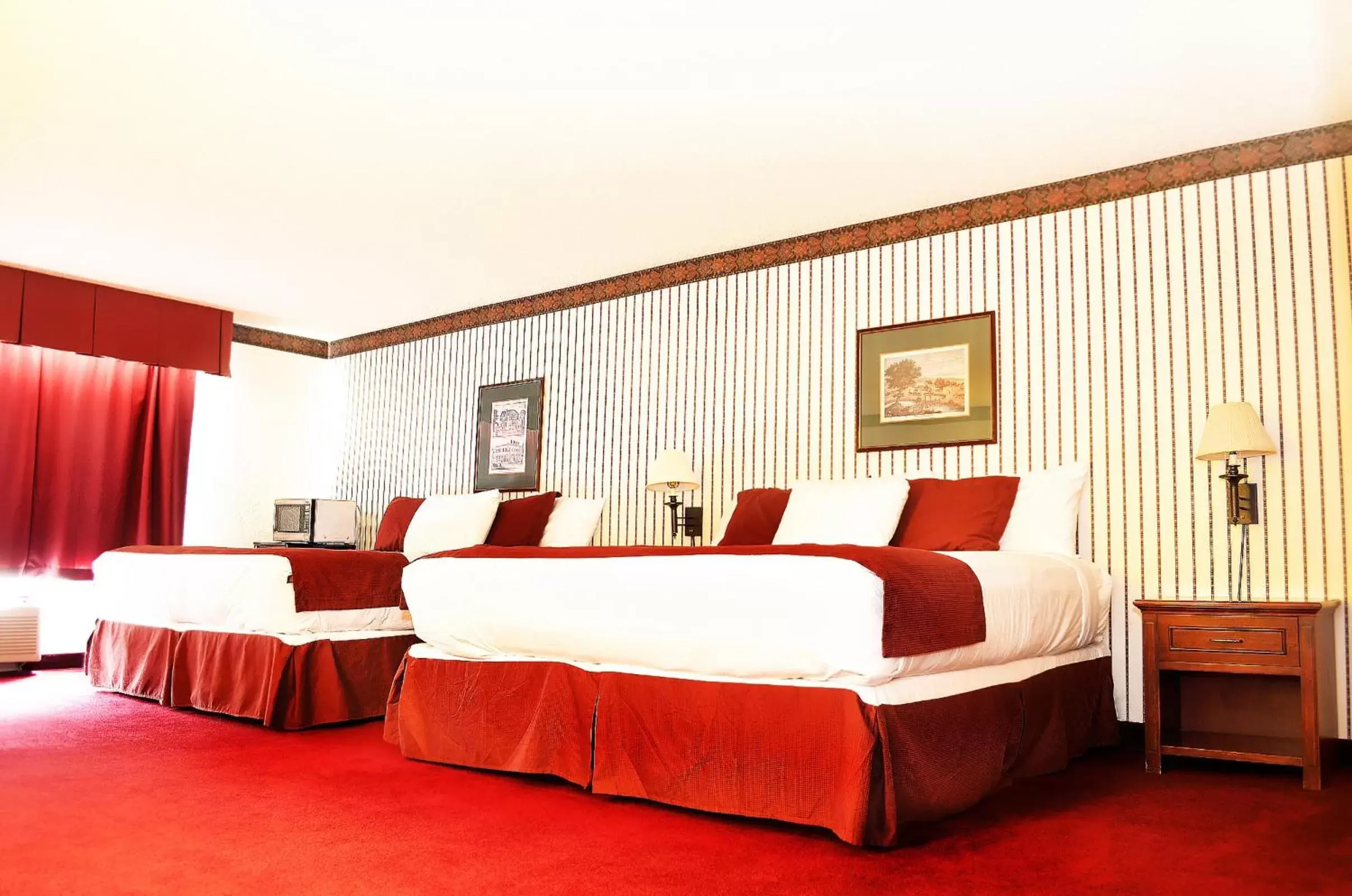 Photo of the whole room, Bed in Hoover Dam Lodge