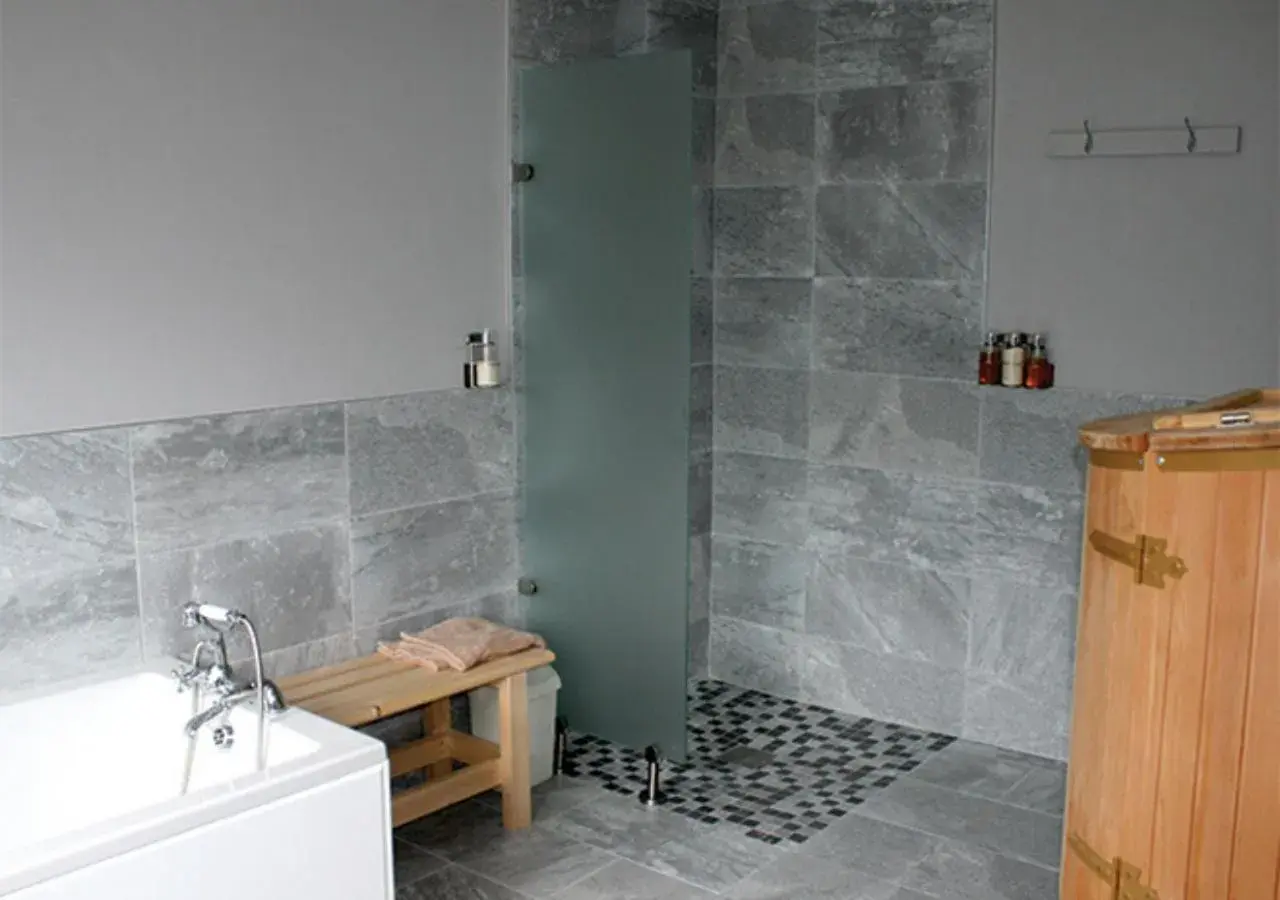 Spa and wellness centre/facilities, Bathroom in Seaview House Hotel