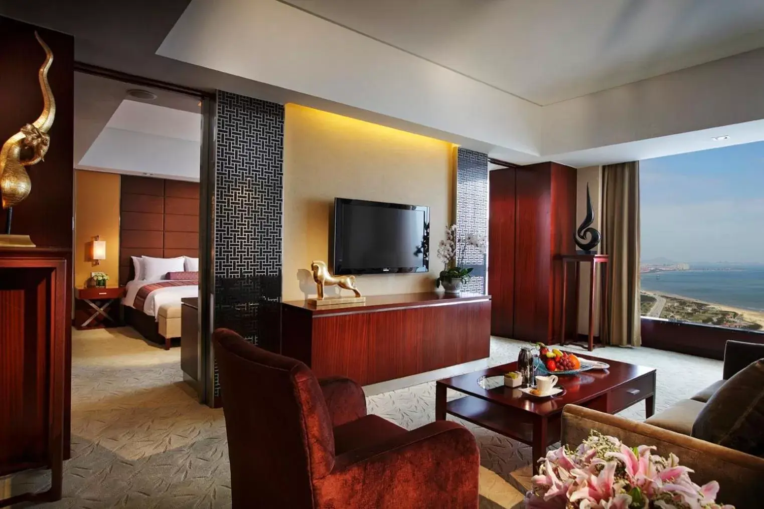 Photo of the whole room, TV/Entertainment Center in Crowne Plaza Yantai Sea View, an IHG Hotel