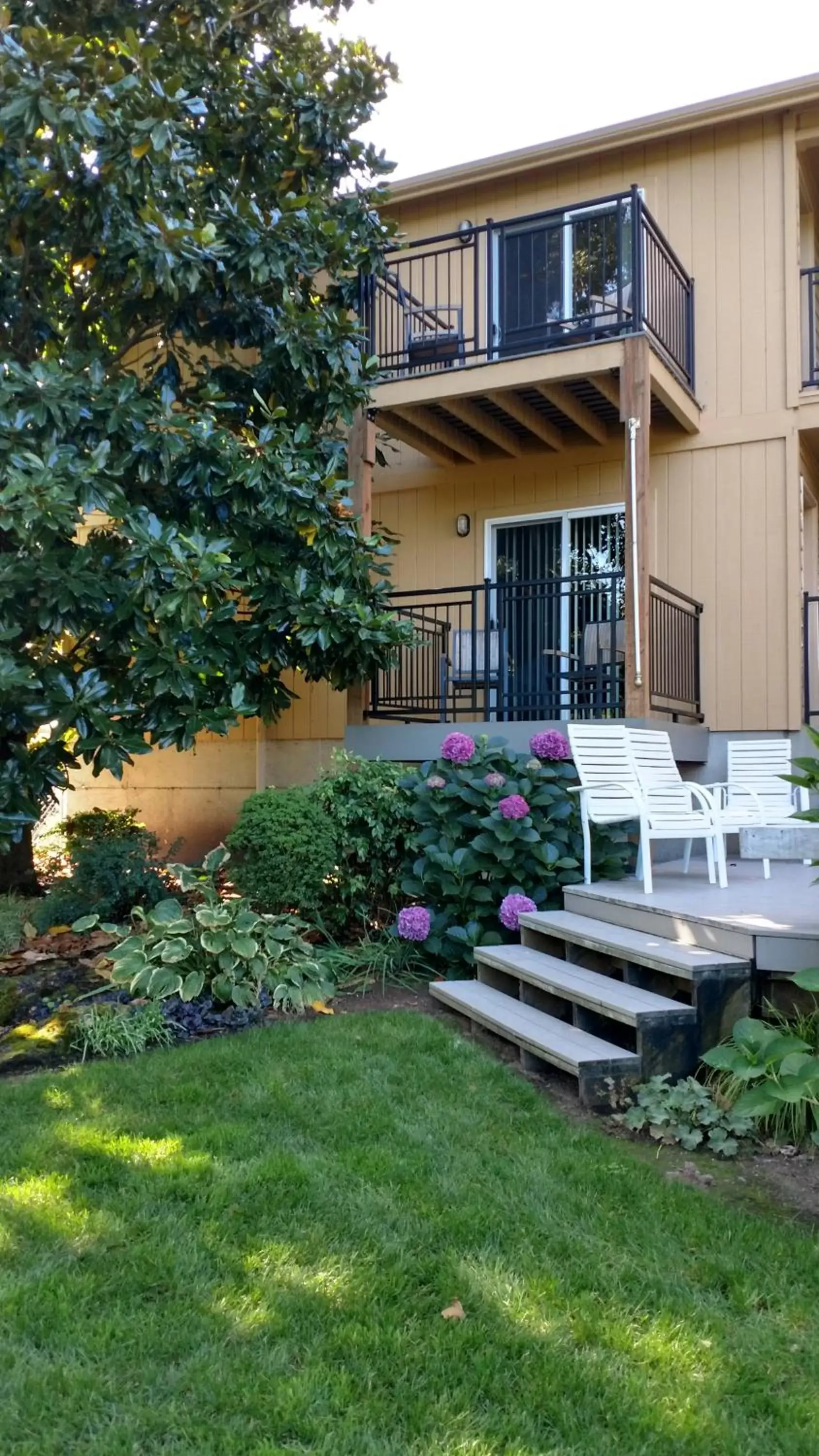 Property building, Patio/Outdoor Area in Lewis River Inn
